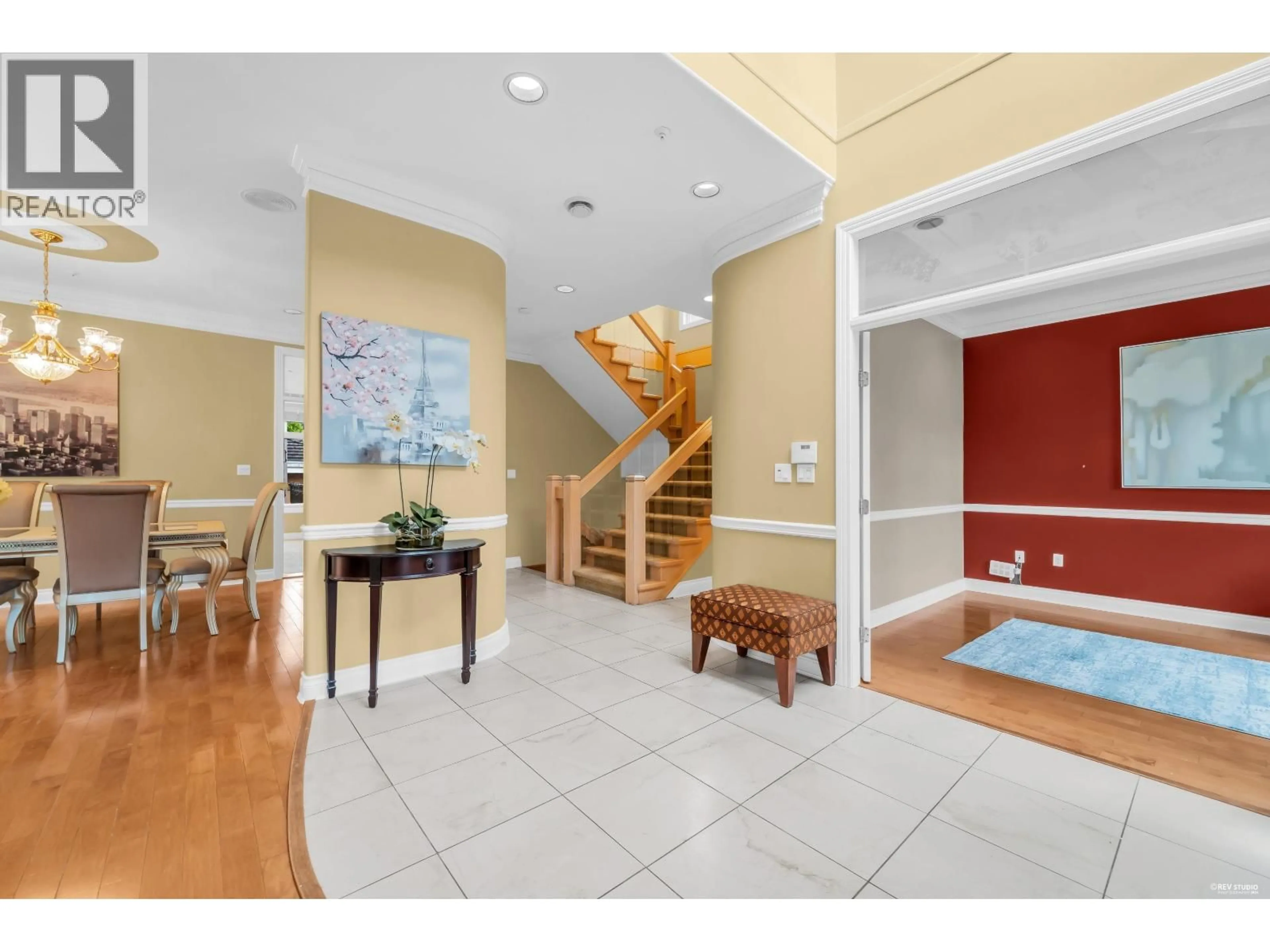 Indoor foyer for 2498 W 22ND AVE AVENUE, Vancouver British Columbia V6L1M2
