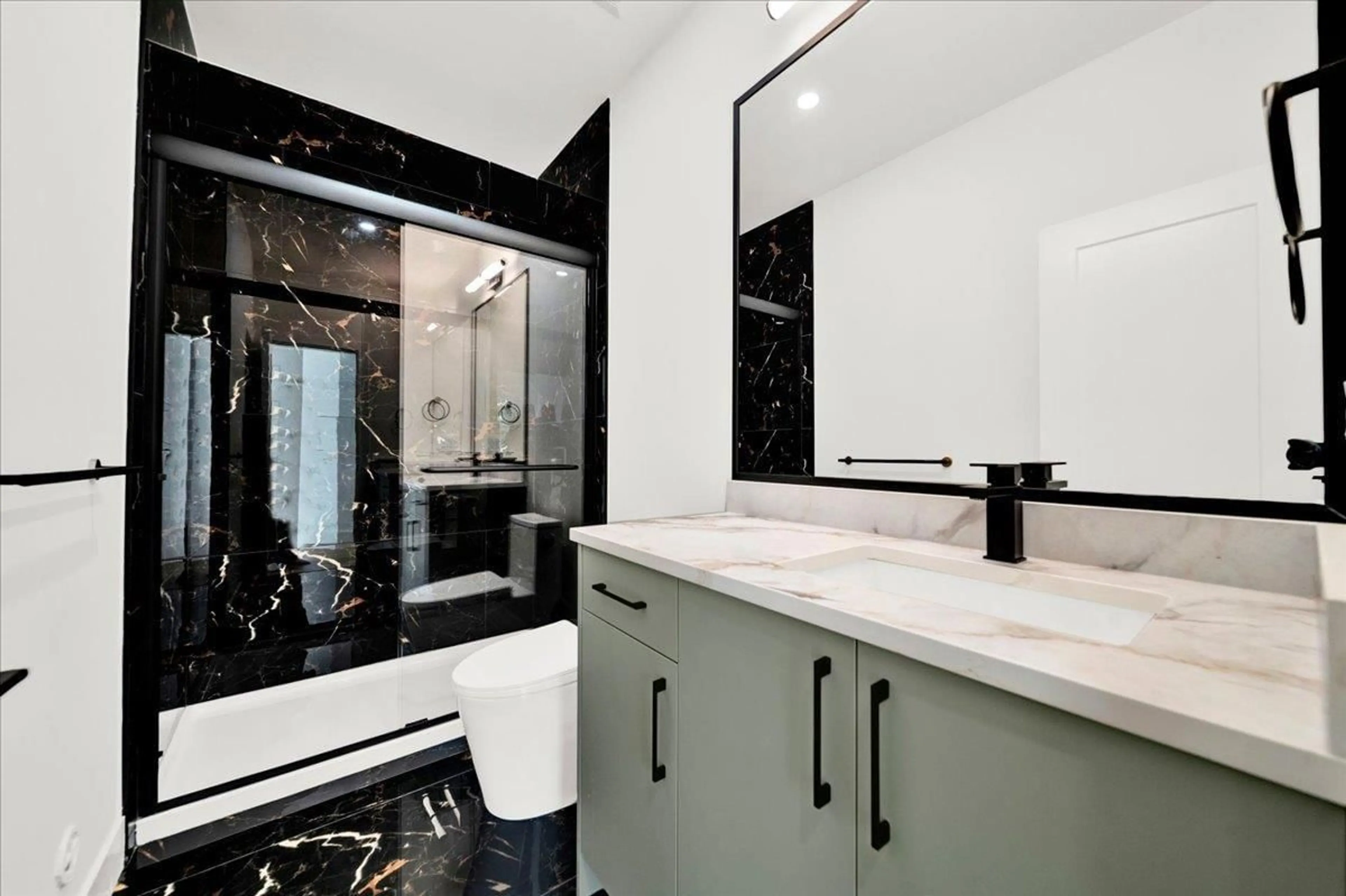 Contemporary bathroom, ceramic/tile floor for 102 - 13437 CRESTVIEW DRIVE, Surrey British Columbia V3R6V3