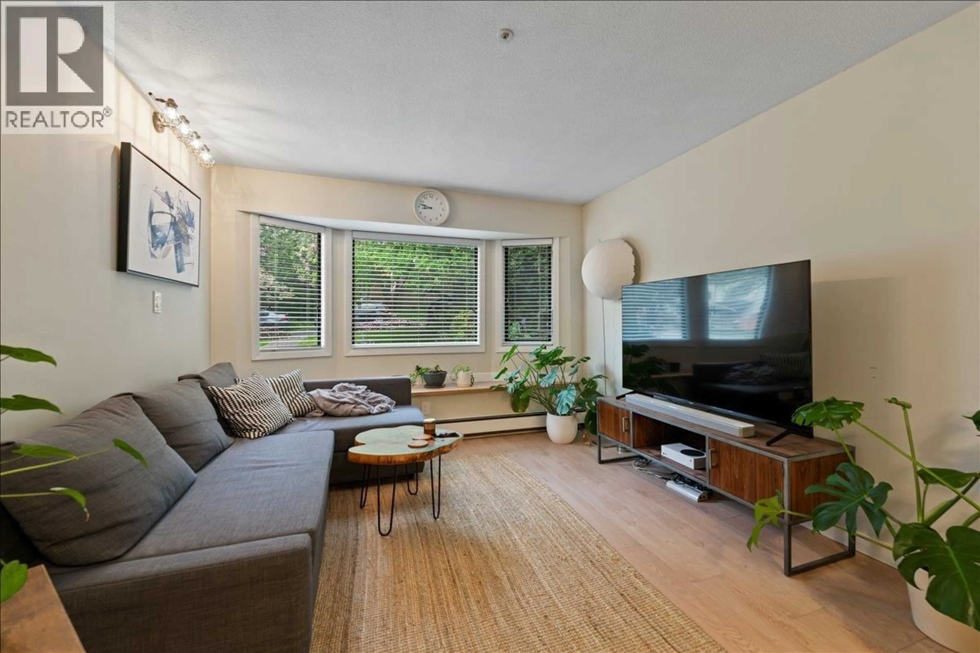 Living room with furniture, wood/laminate floor for 1375 18TH AVENUE, Vancouver British Columbia V5V1H5