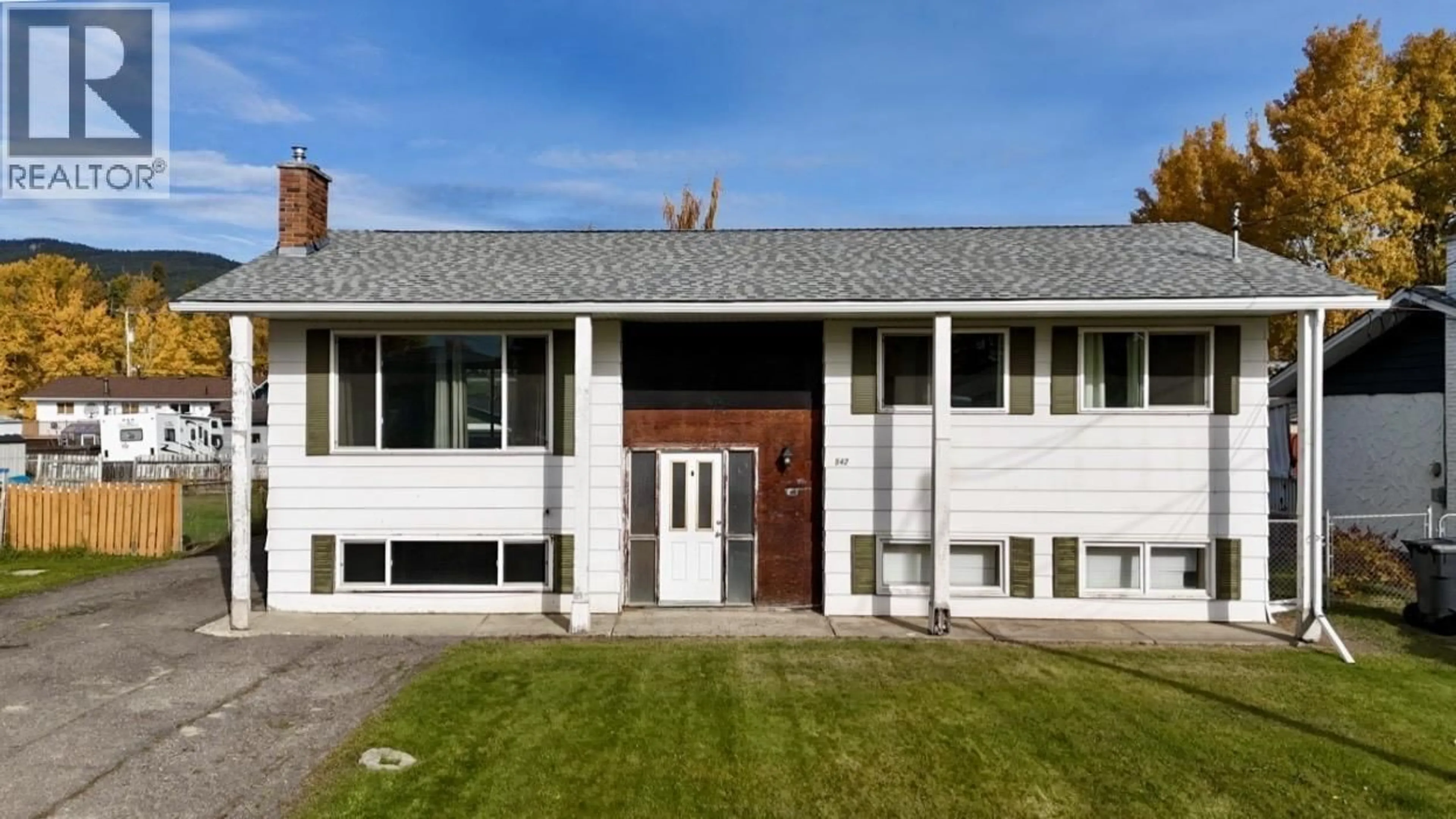 Home with vinyl exterior material, street for 542 DOGWOOD STREET, Fort St. James British Columbia V0J1P0