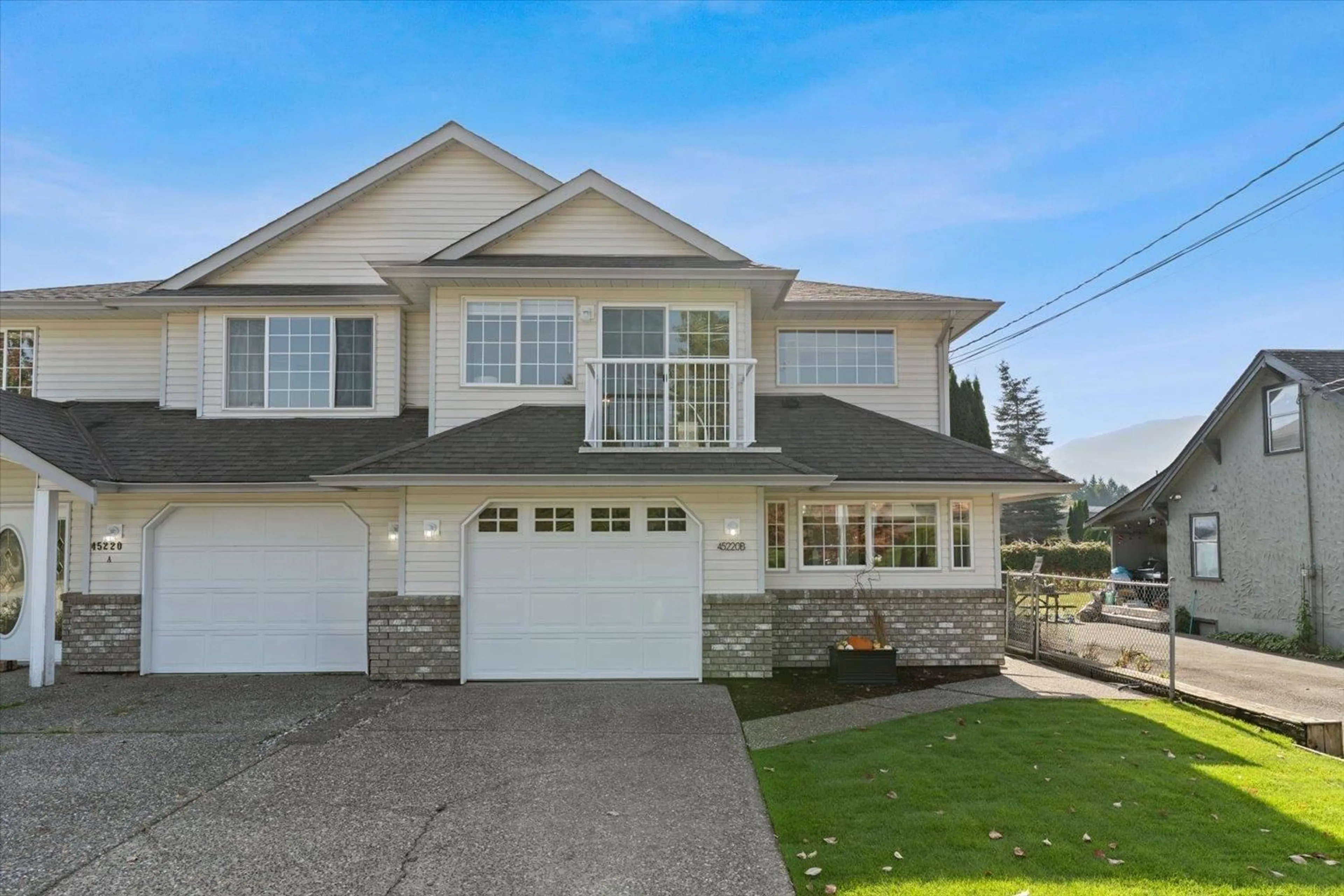 Home with vinyl exterior material, street for B - 45220 SOUTH SUMAS ROAD, Chilliwack British Columbia V2R1W9