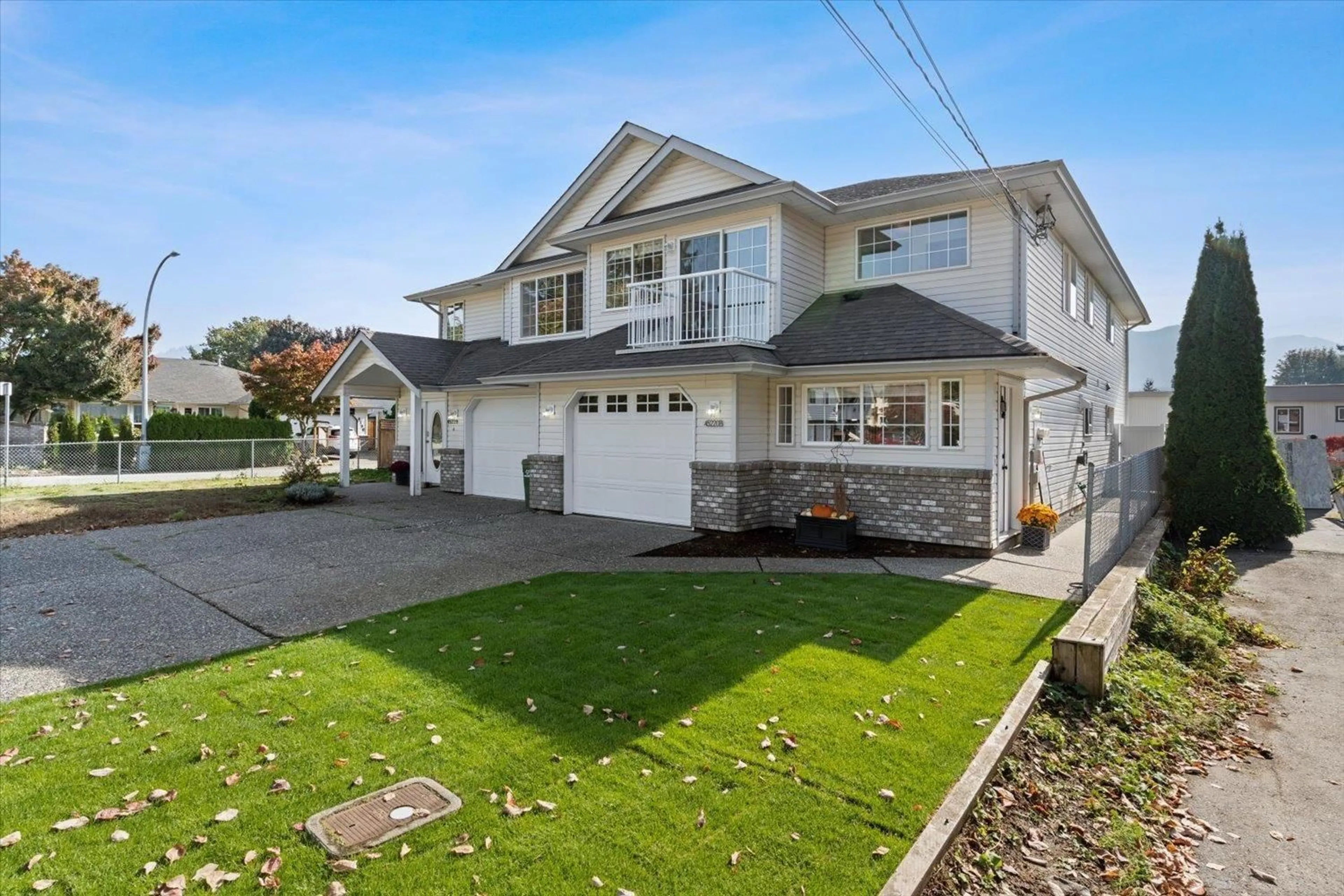 Home with vinyl exterior material, street for B - 45220 SOUTH SUMAS ROAD, Chilliwack British Columbia V2R1W9