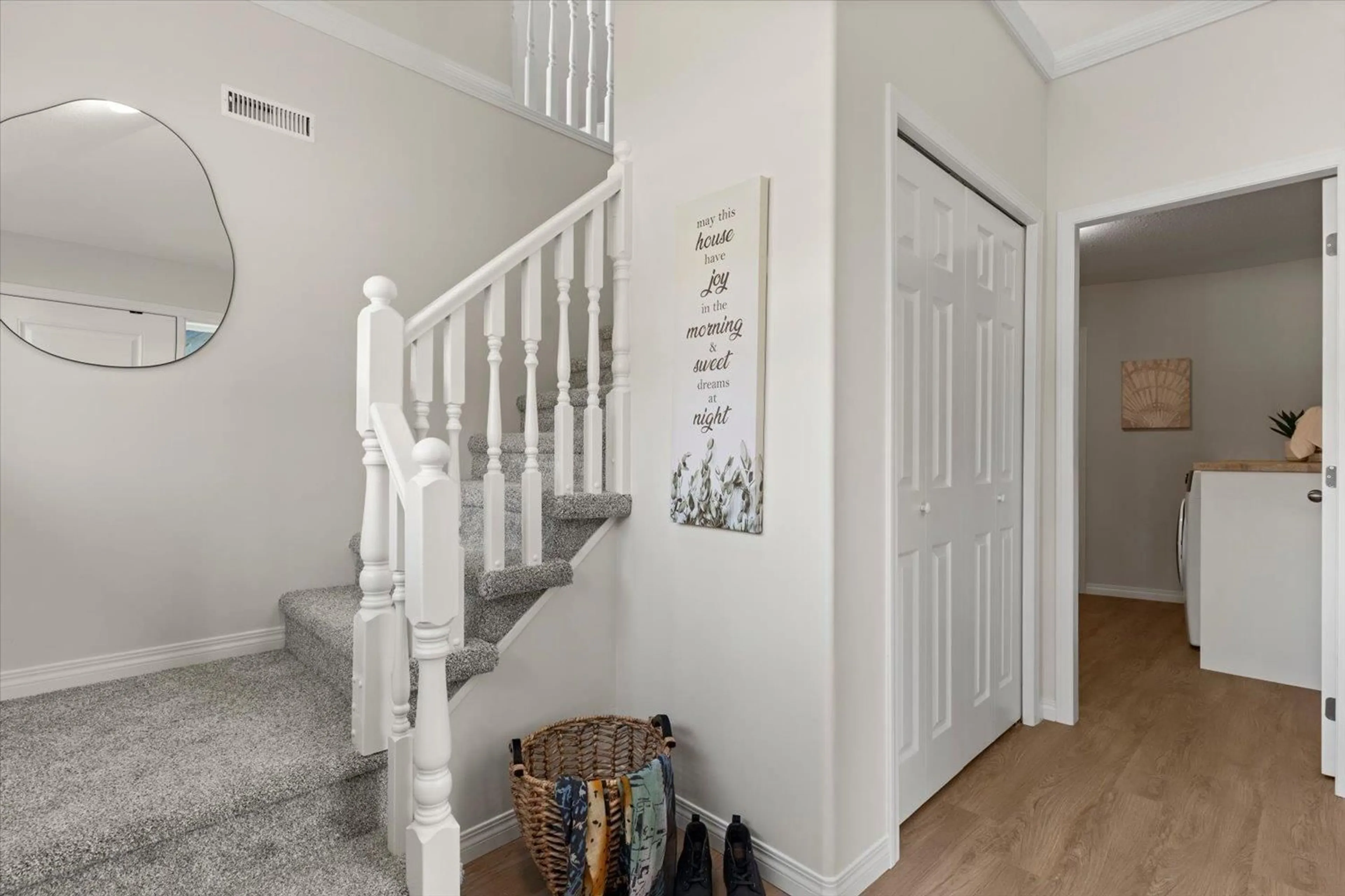 Indoor entryway for B - 45220 SOUTH SUMAS ROAD, Chilliwack British Columbia V2R1W9