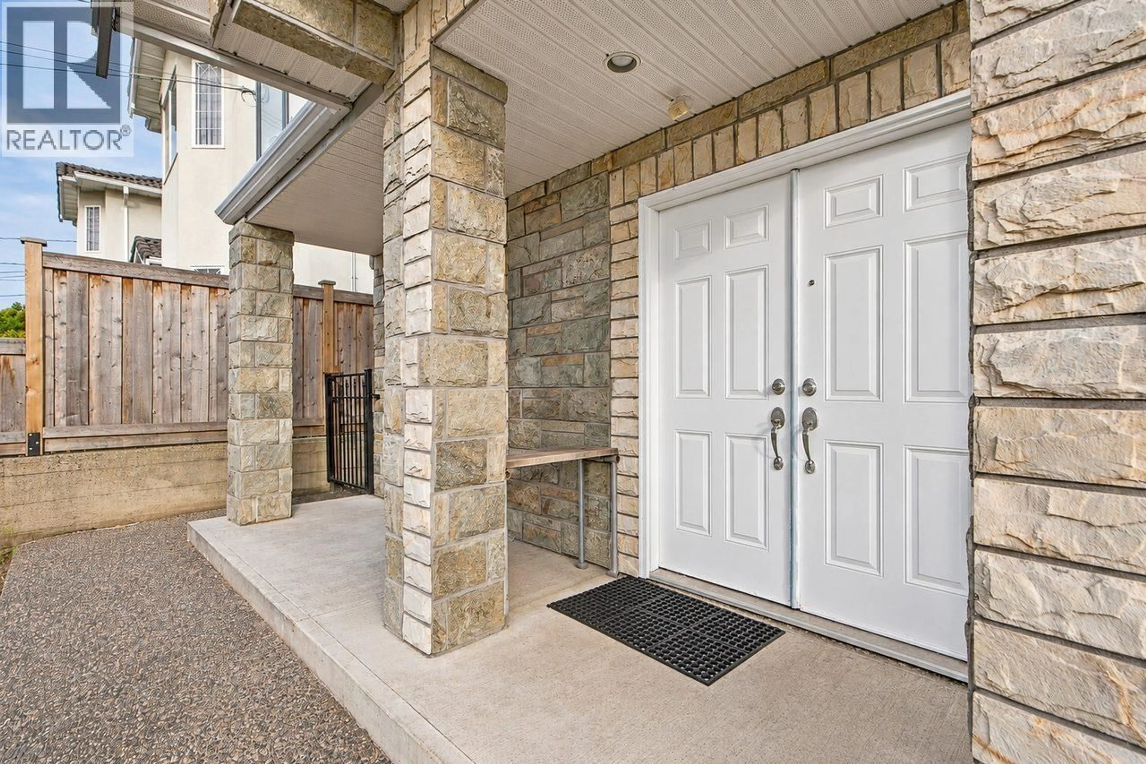 Indoor entryway for 6135 PORTLAND STREET, Burnaby British Columbia V5J2S3