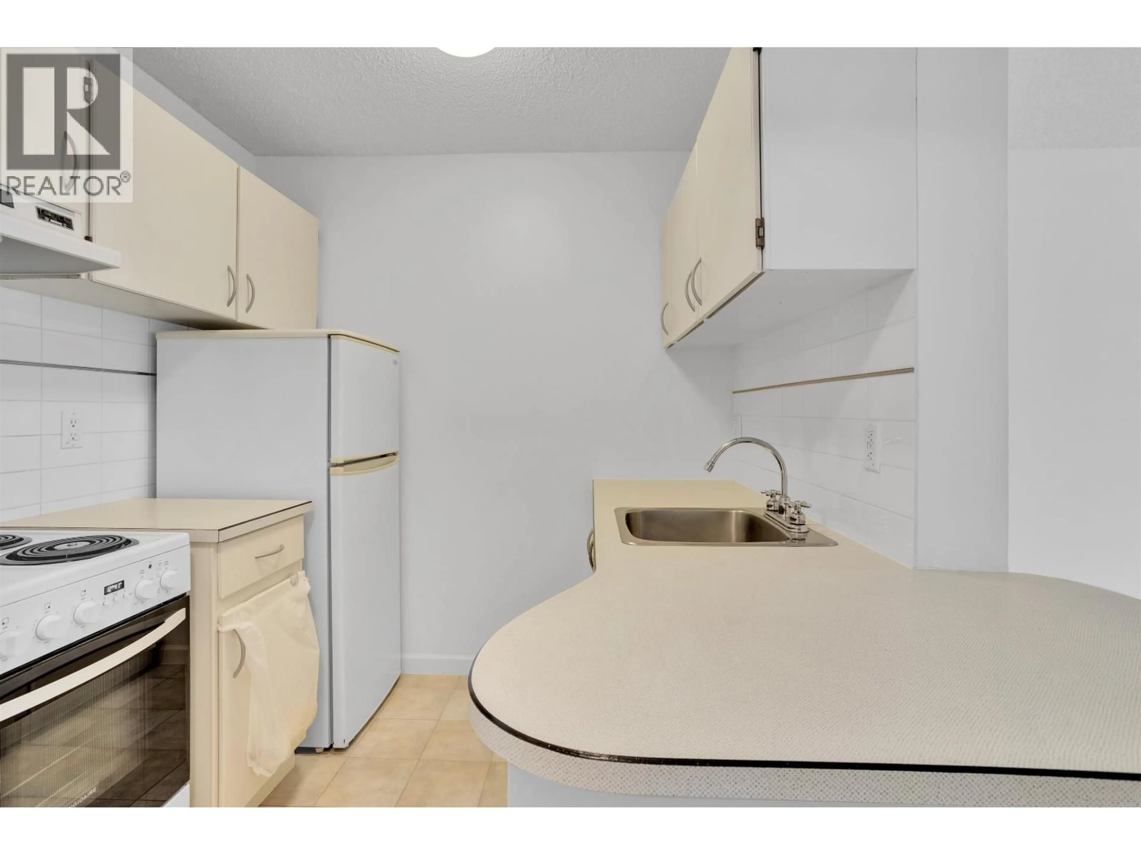 Standard kitchen, unknown for 303 - 150 15TH STREET, North Vancouver British Columbia V7L4N9