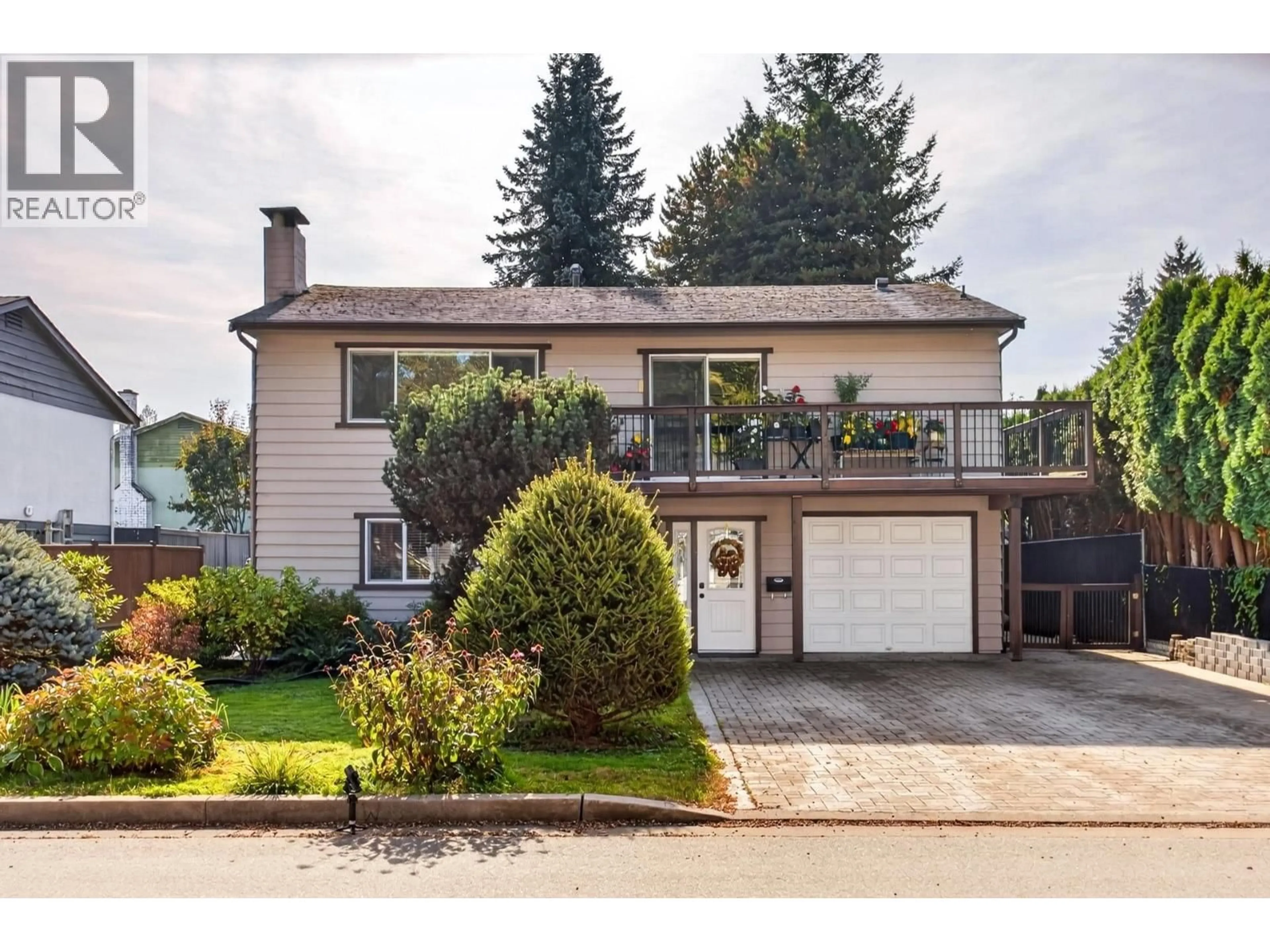 Home with vinyl exterior material, street for 920 RAYMOND AVENUE, Coquitlam British Columbia V3B2M5