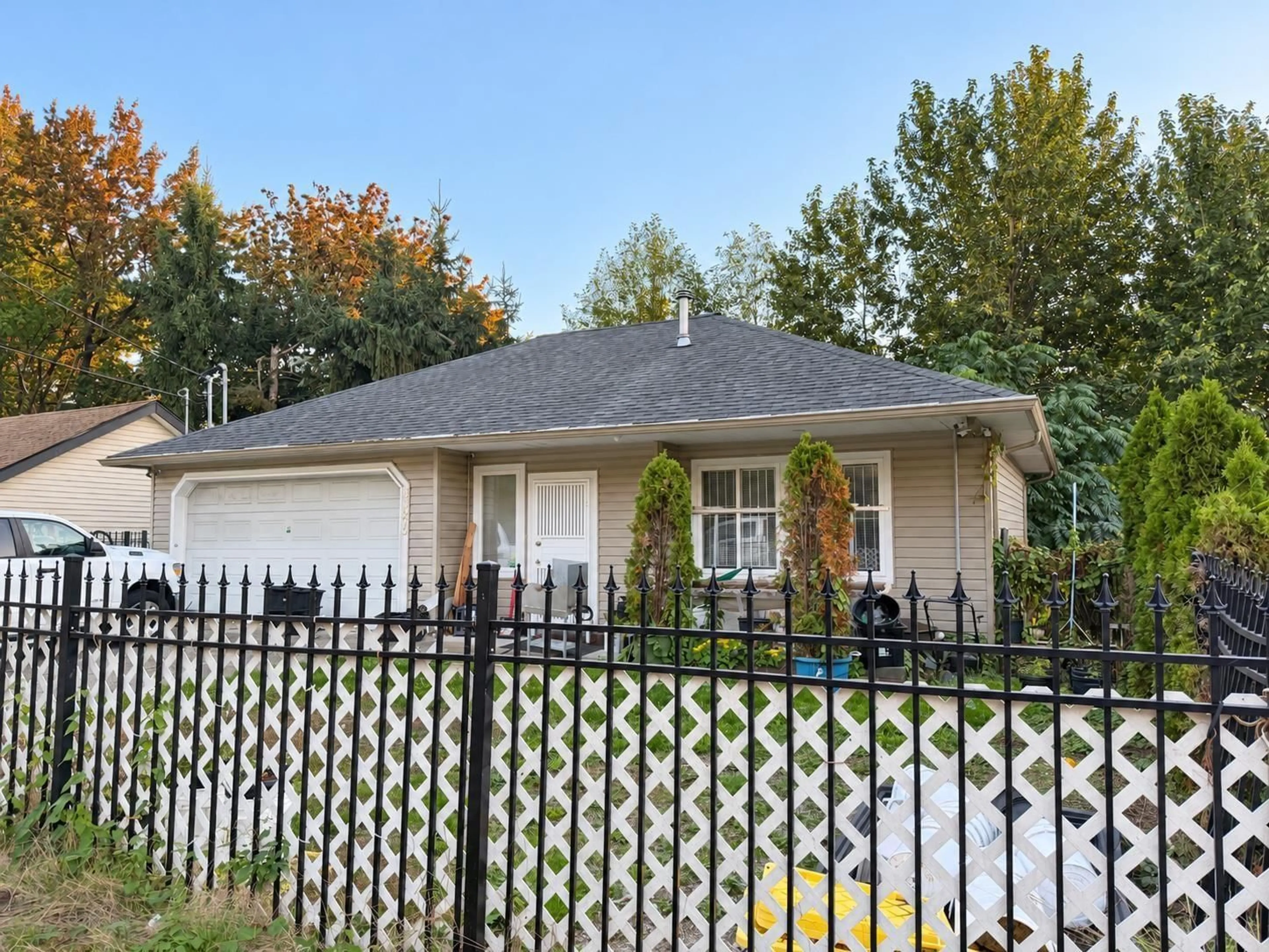 Home with vinyl exterior material, street for 33972 OLD YALE ROAD, Abbotsford British Columbia V2S2J9