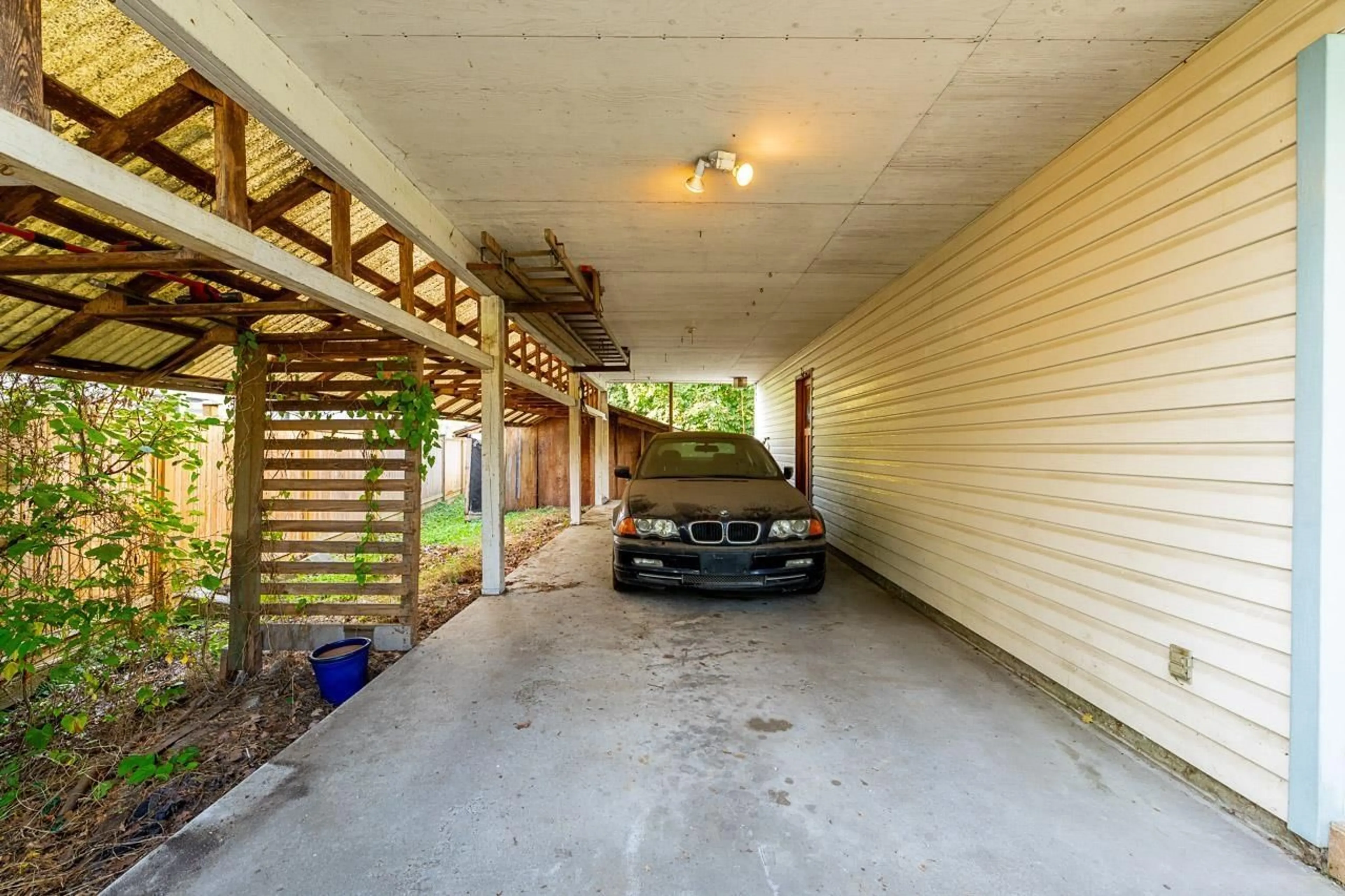 Indoor garage for 11525 125A STREET, Surrey British Columbia V3V5A6