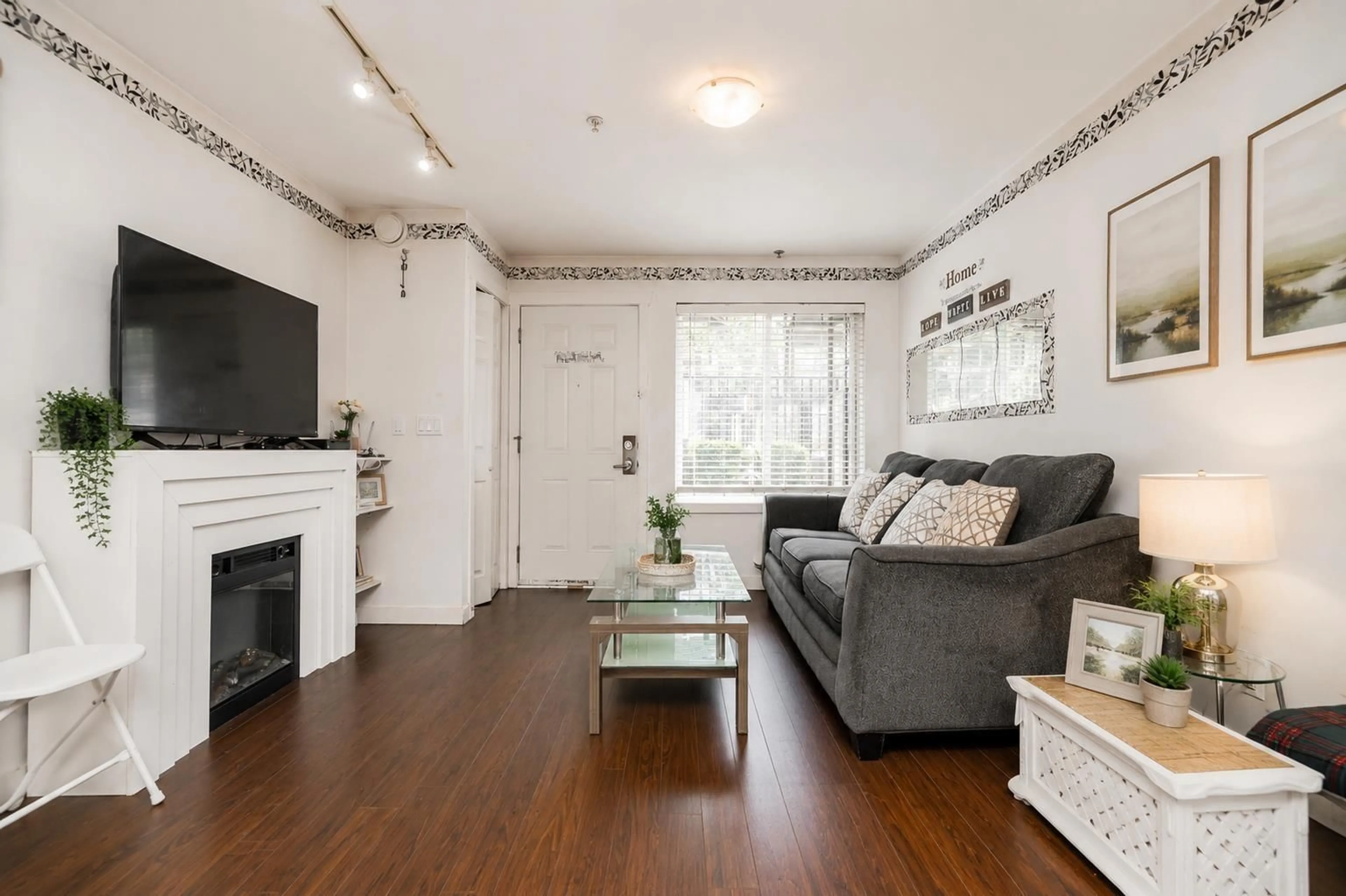 Living room with furniture, wood/laminate floor for 103 - 13958 108 AVENUE, Surrey British Columbia V3T0B4