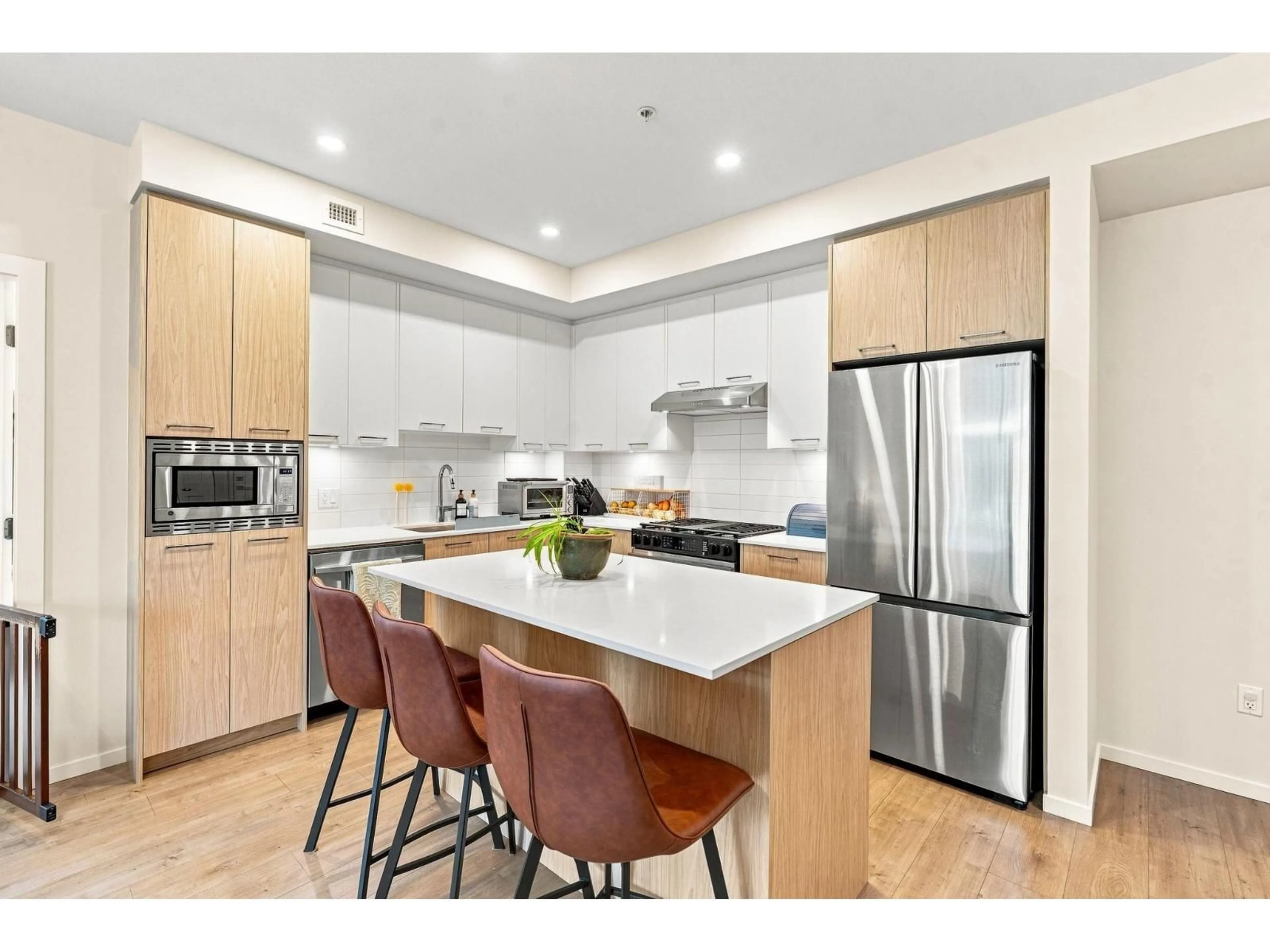 Open concept kitchen, unknown for 210 - 3319 148 STREET, Surrey British Columbia V4P0J2