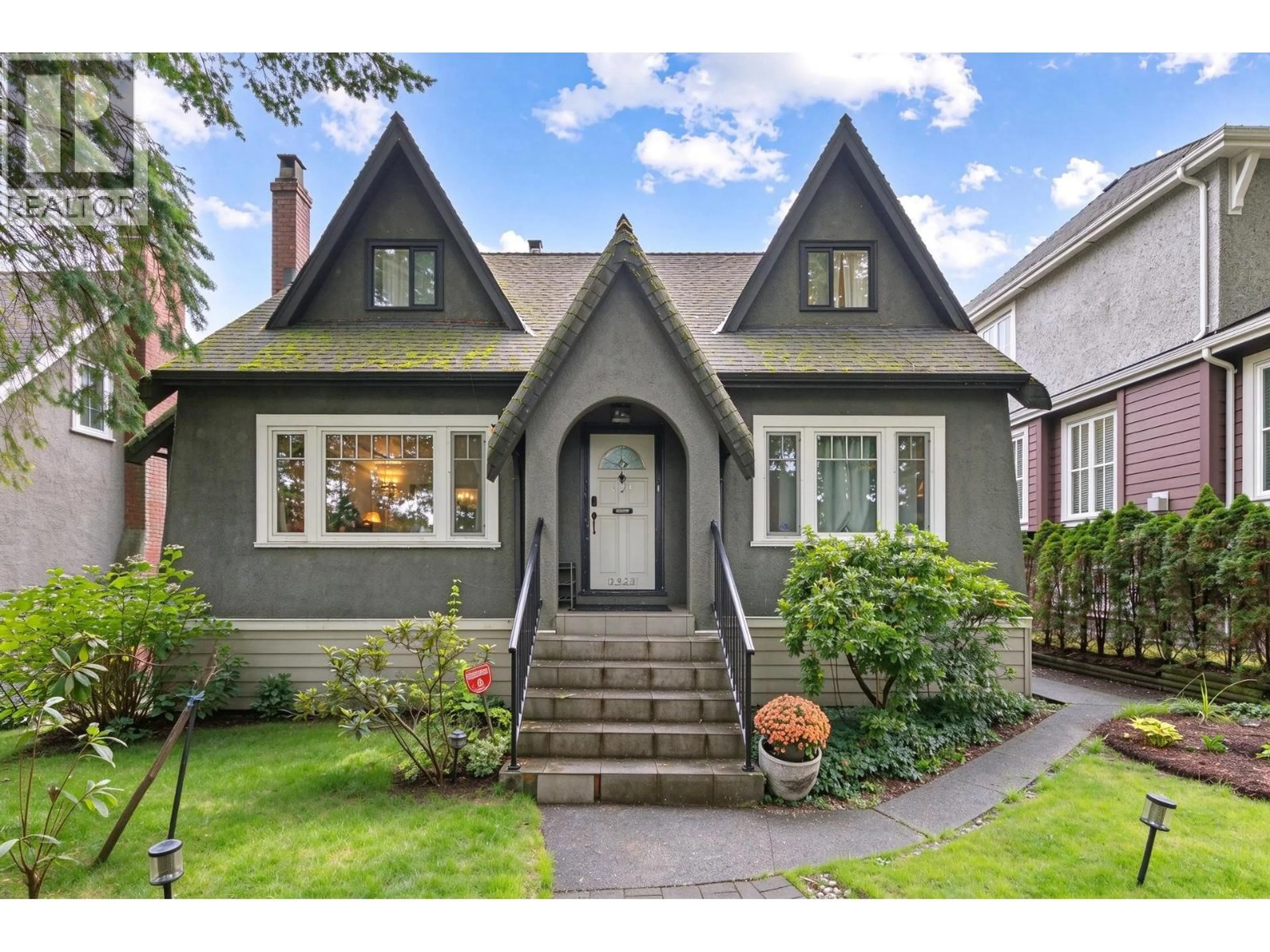 Home with vinyl exterior material, street for 2923 32ND AVENUE, Vancouver British Columbia V6L2B8