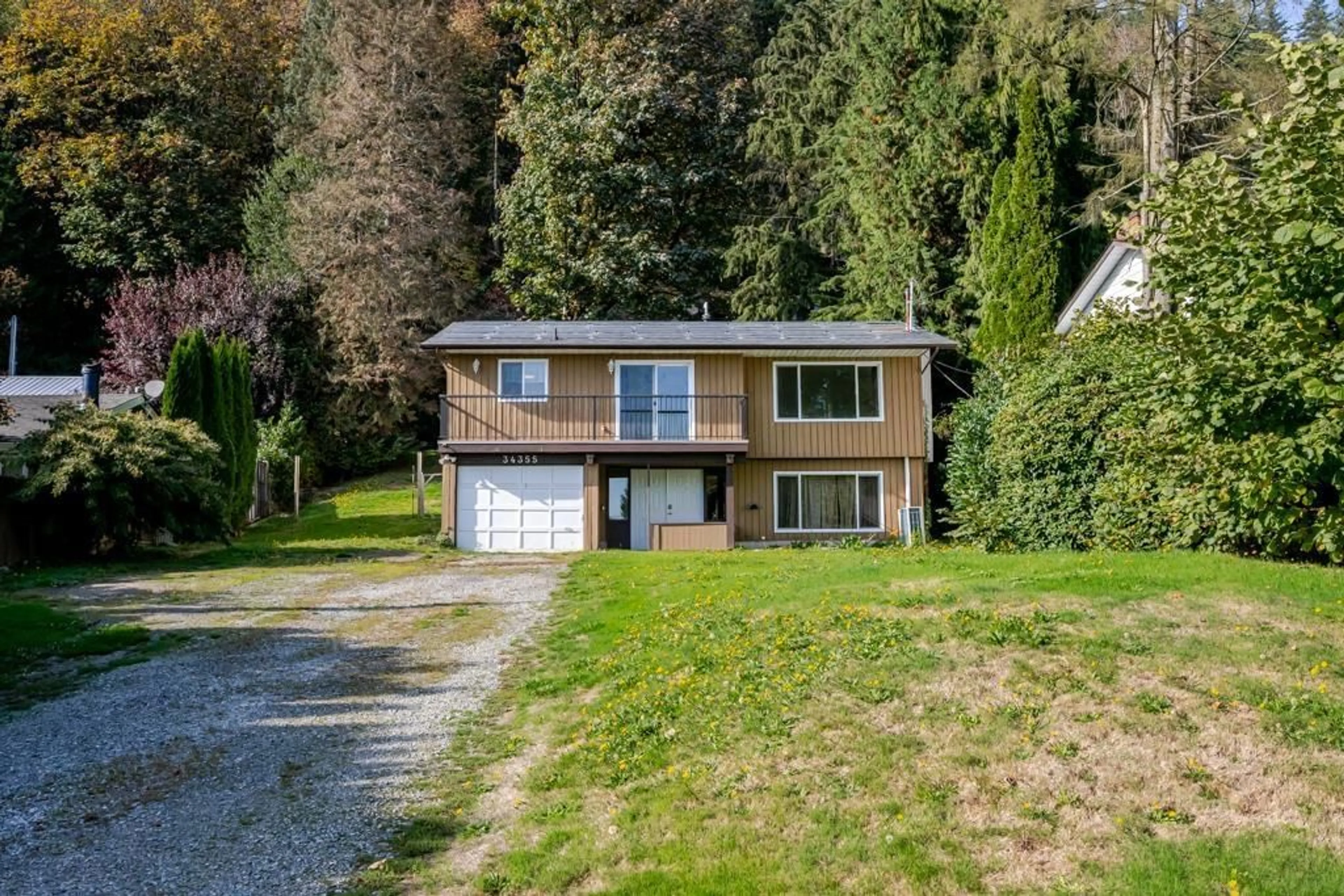 A pic from outside/outdoor area/front of a property/back of a property/a pic from drone, street for 34355 JASPER AVENUE, Mission British Columbia V2V6P4