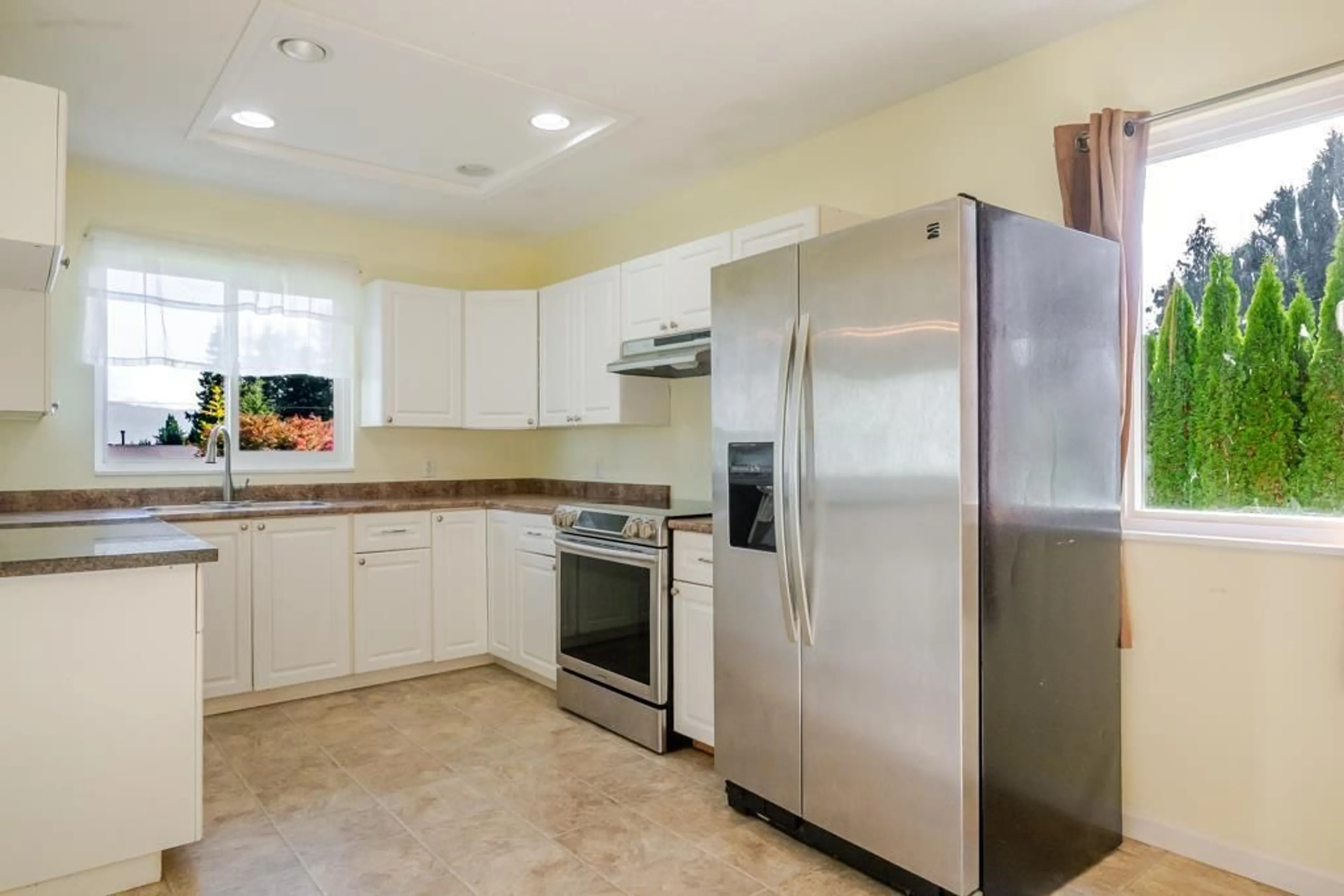 Standard kitchen, ceramic/tile floor for 34355 JASPER AVENUE, Mission British Columbia V2V6P4