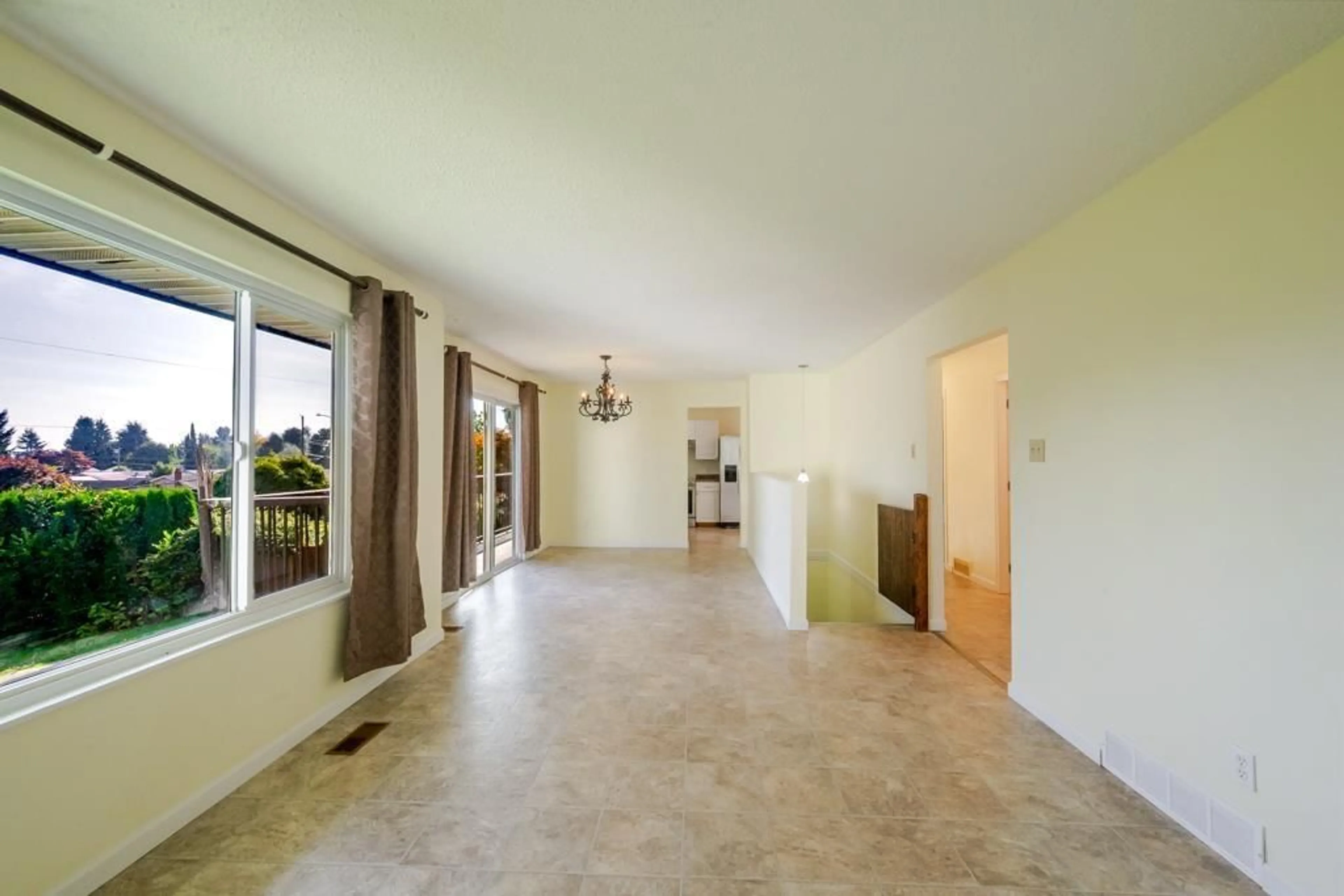 Indoor foyer for 34355 JASPER AVENUE, Mission British Columbia V2V6P4