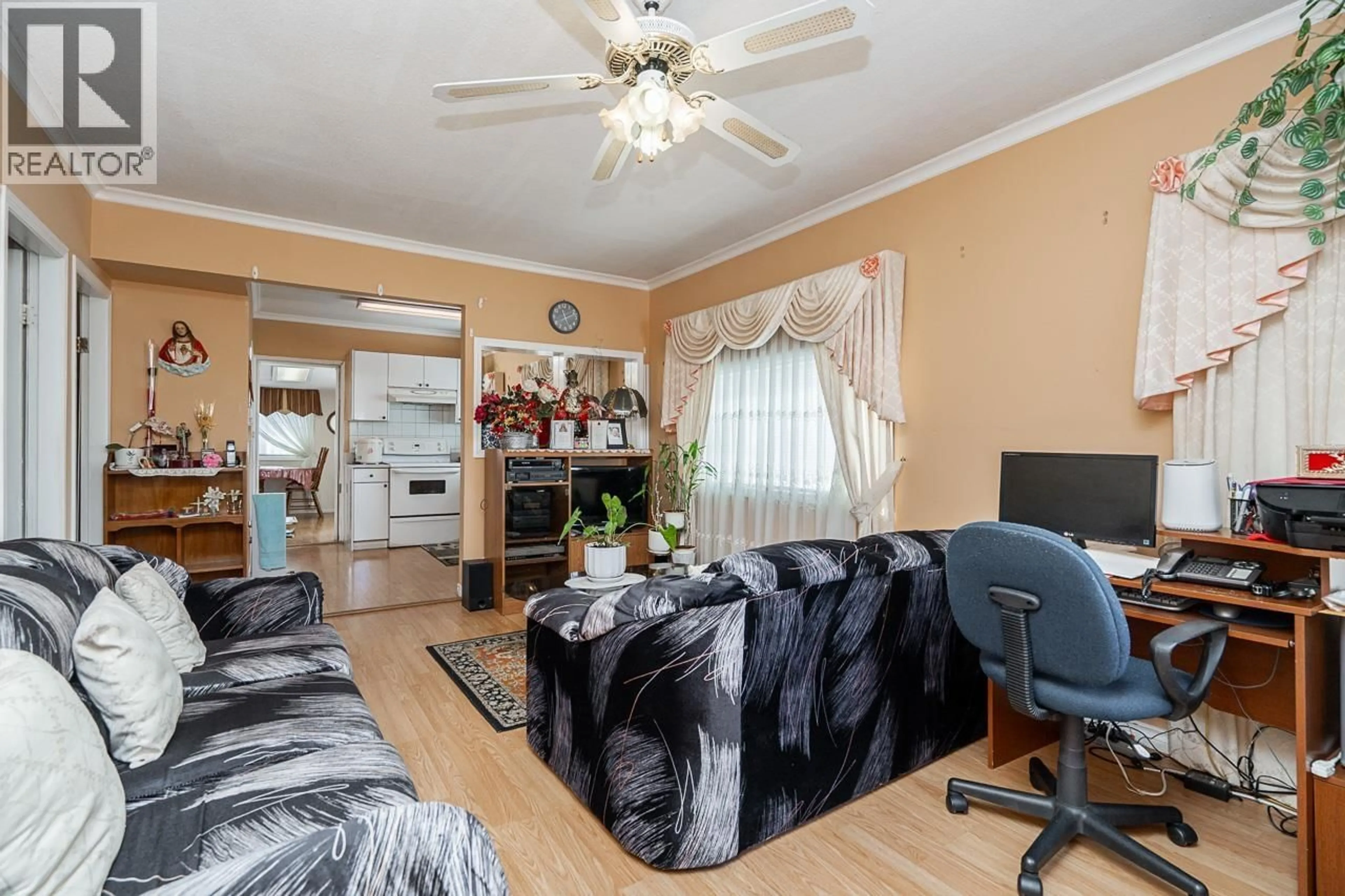 Living room with furniture, unknown for 4712 VICTORIA DRIVE, Vancouver British Columbia V5N4P1