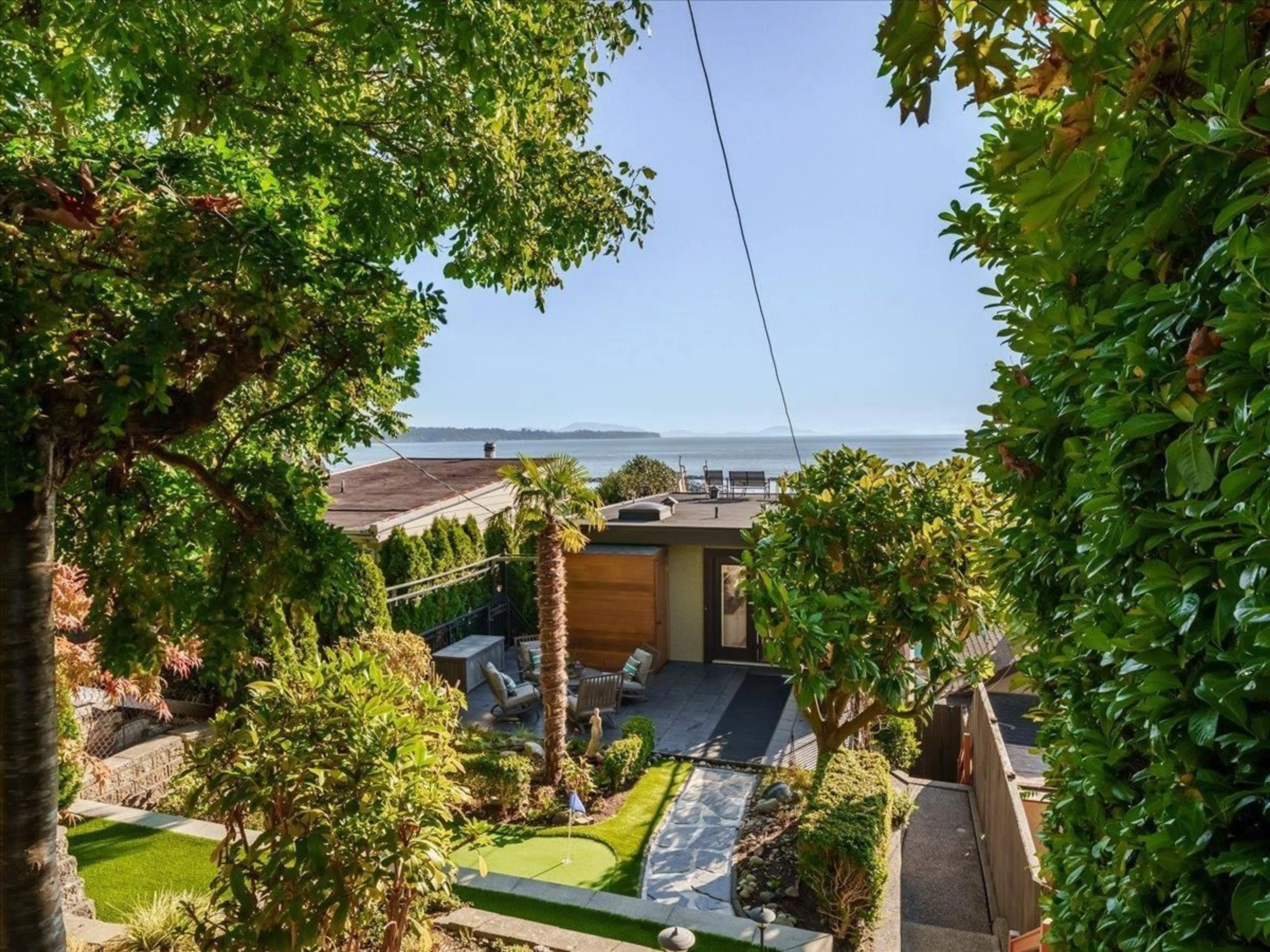 A pic from outside/outdoor area/front of a property/back of a property/a pic from drone, unknown for 15068 VICTORIA AVENUE, White Rock British Columbia V4B1G3