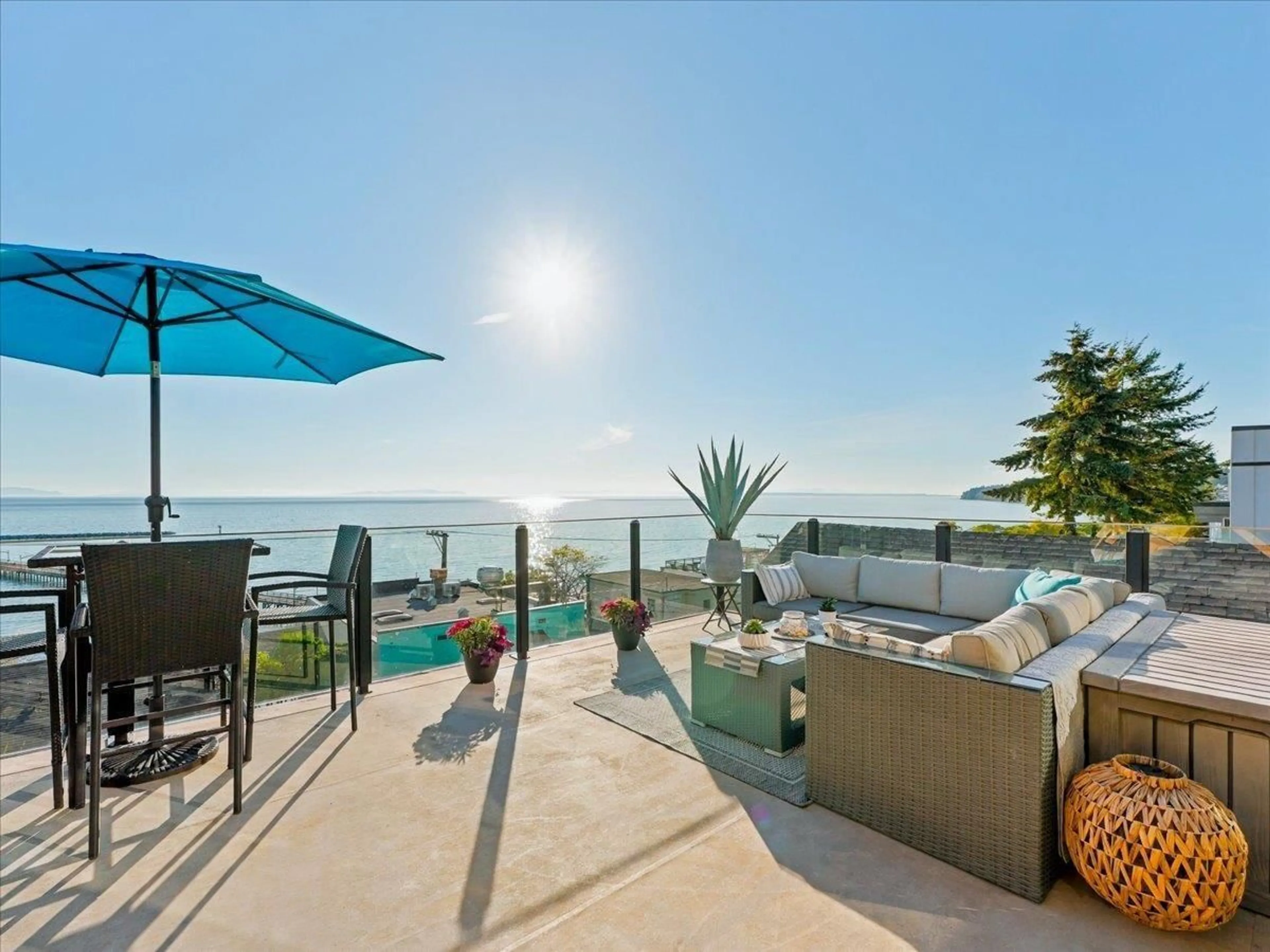 Patio, water/lake/river/ocean view for 15068 VICTORIA AVENUE, White Rock British Columbia V4B1G3