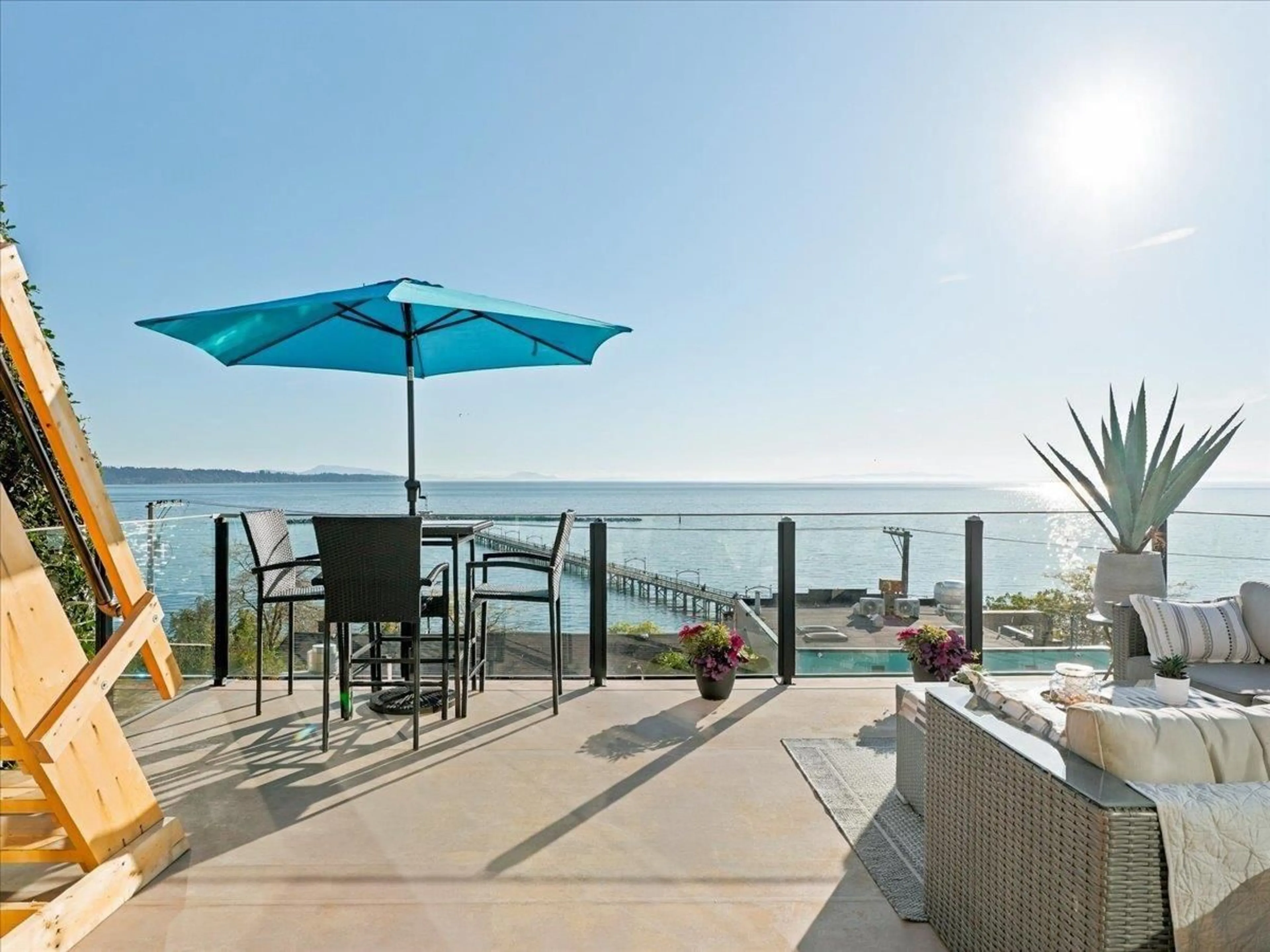 Patio, water/lake/river/ocean view for 15068 VICTORIA AVENUE, White Rock British Columbia V4B1G3