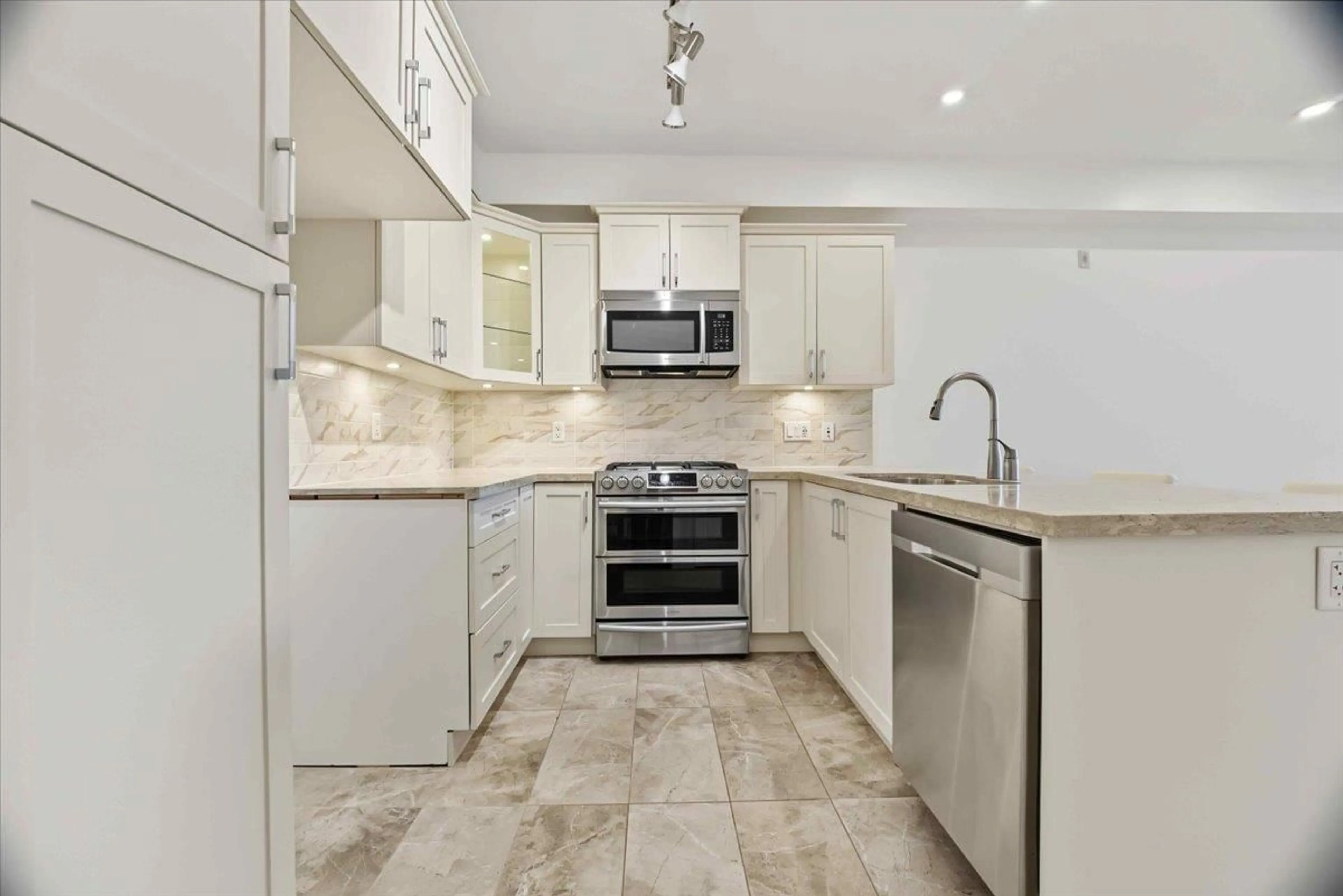 Unknown for 408 - 14588 MCDOUGALL DRIVE, Surrey British Columbia V4P0H1