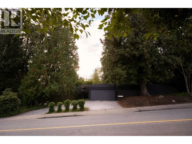 945 15TH STREET, West Vancouver 2