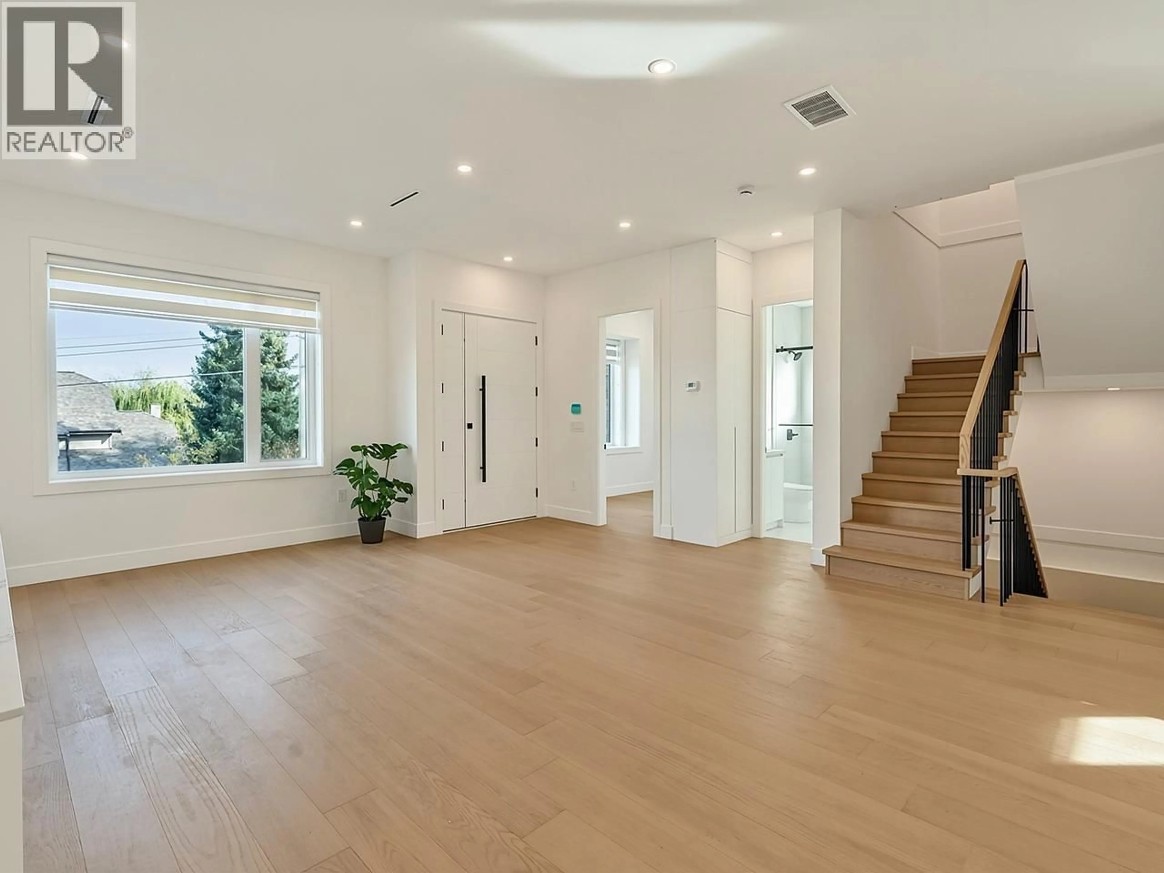 Indoor foyer for 2 - 5337 ELSOM AVENUE, Burnaby British Columbia V5H2Z4
