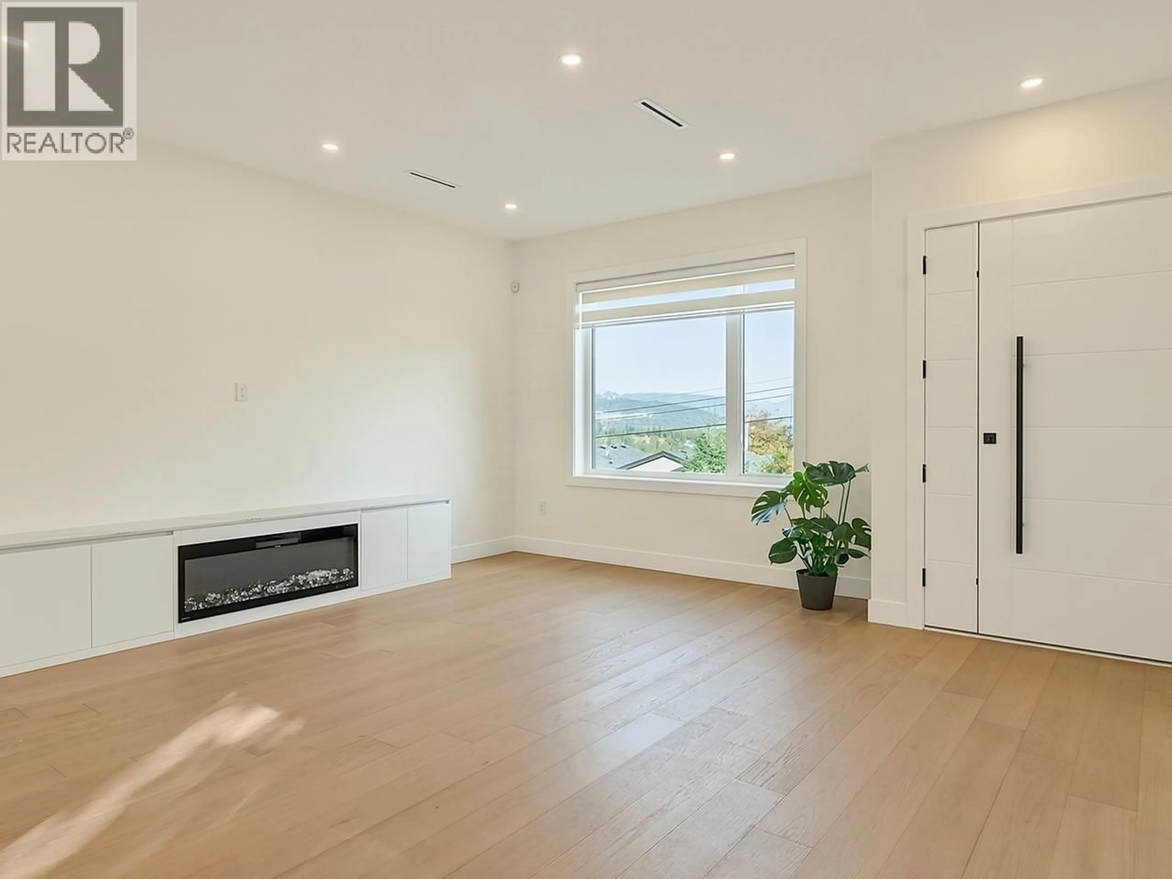 A pic of a room for 2 - 5337 ELSOM AVENUE, Burnaby British Columbia V5H2Z4