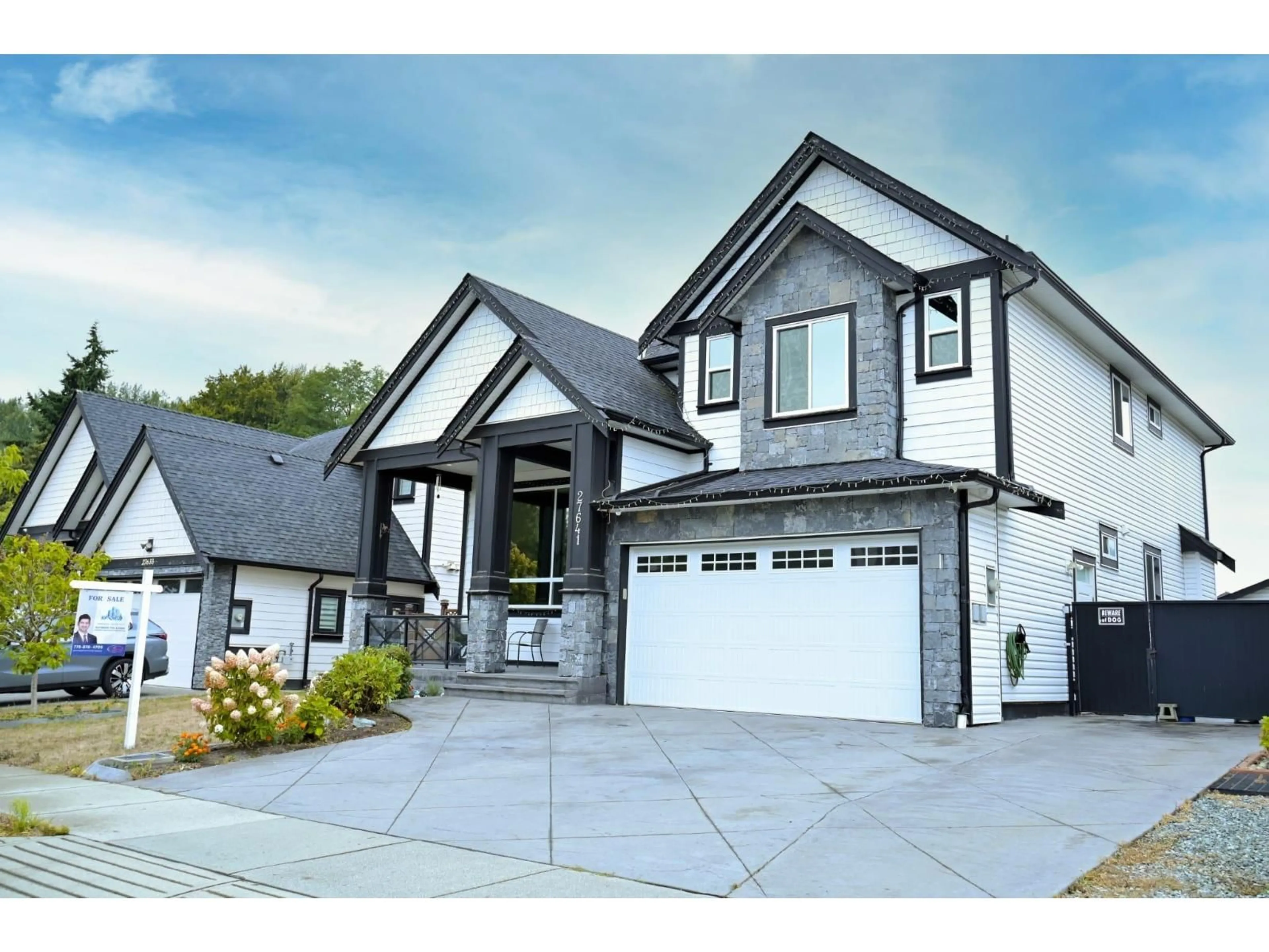 Home with vinyl exterior material, street for 27641 LUNDERBERG AVENUE, Abbotsford British Columbia V4X0B8