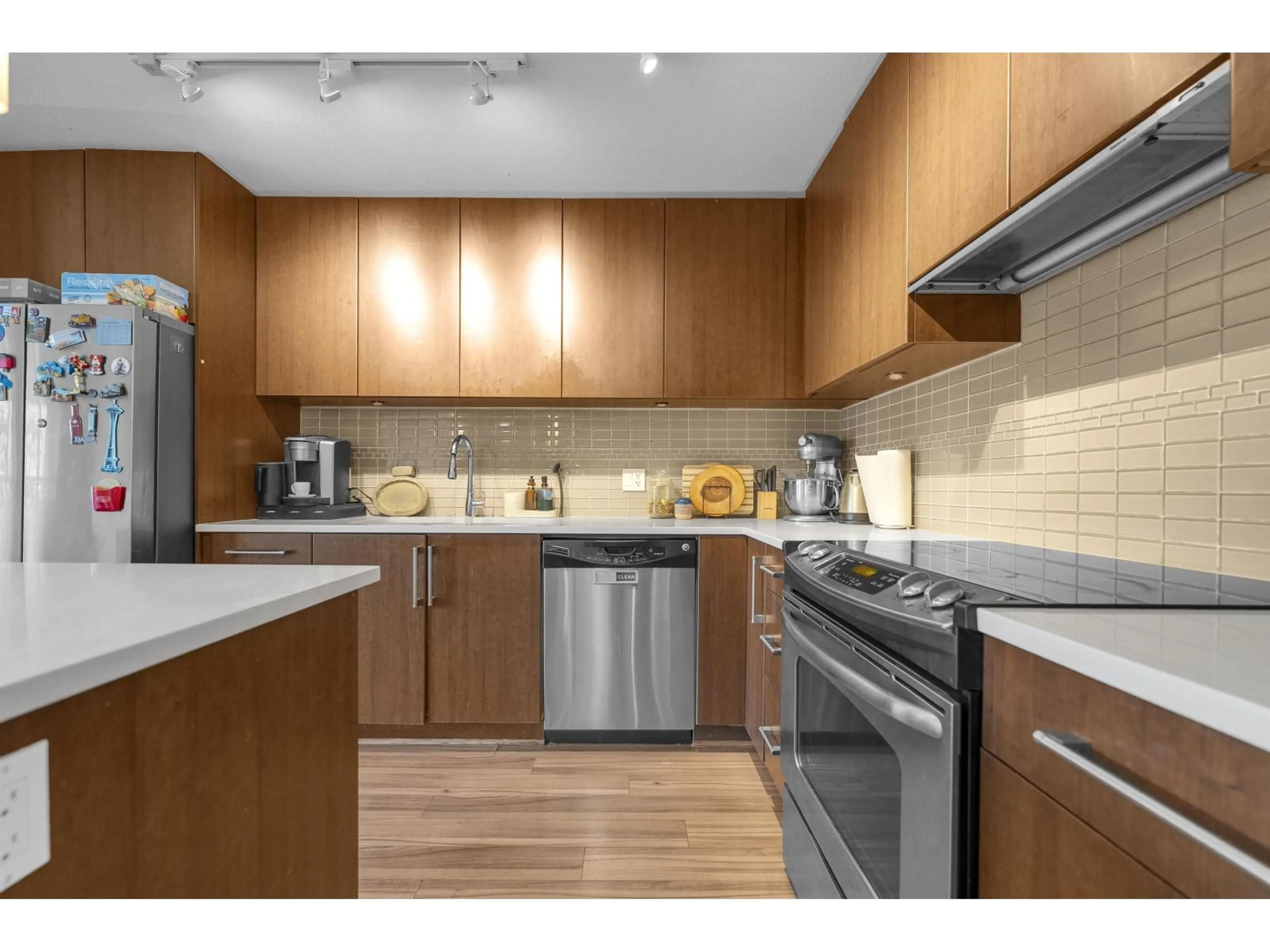 Standard kitchen, wood/laminate floor for 353 - 15850 26 AVENUE, Surrey British Columbia V3Z2N6