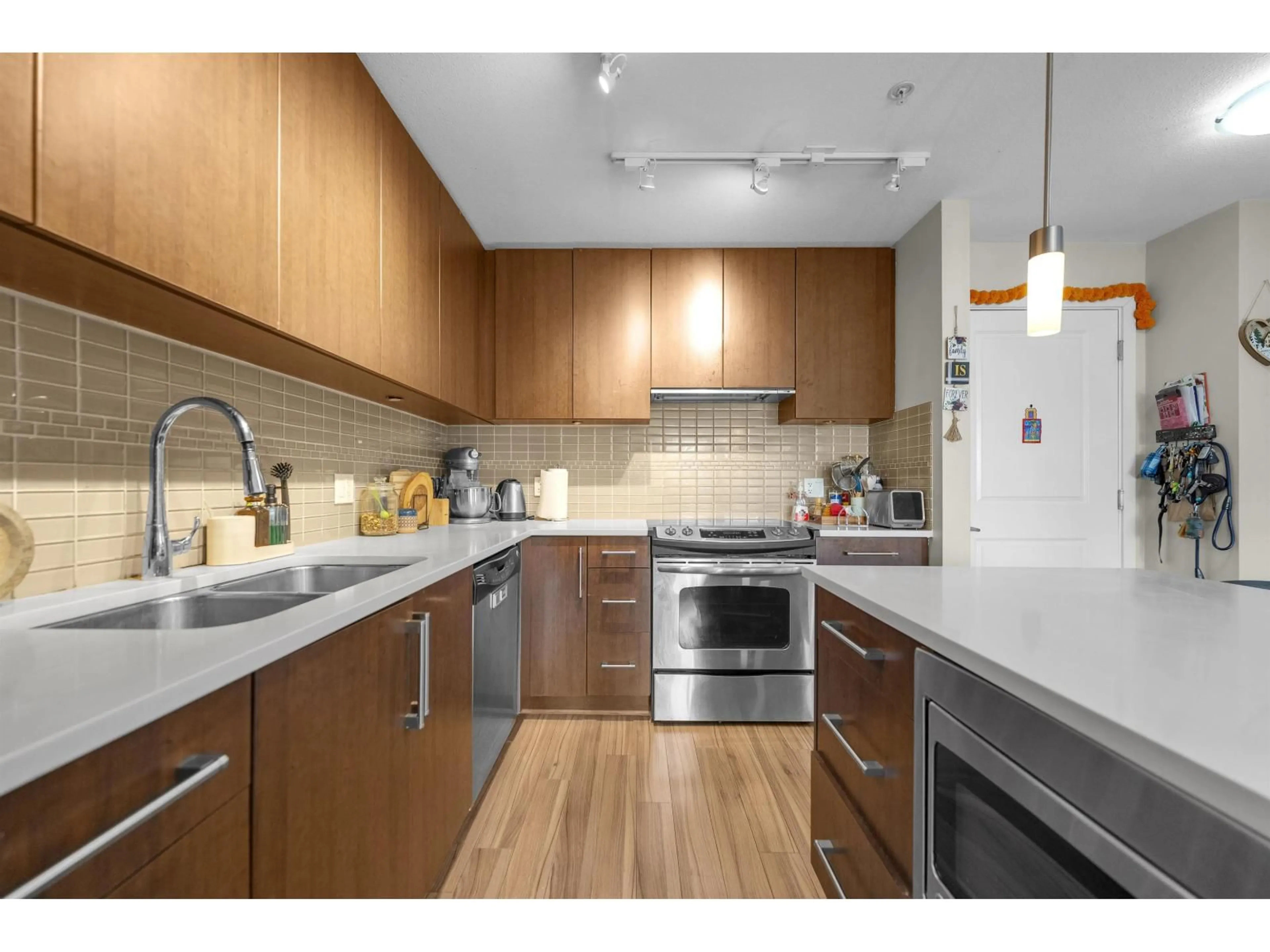 Standard kitchen, wood/laminate floor for 353 - 15850 26 AVENUE, Surrey British Columbia V3Z2N6
