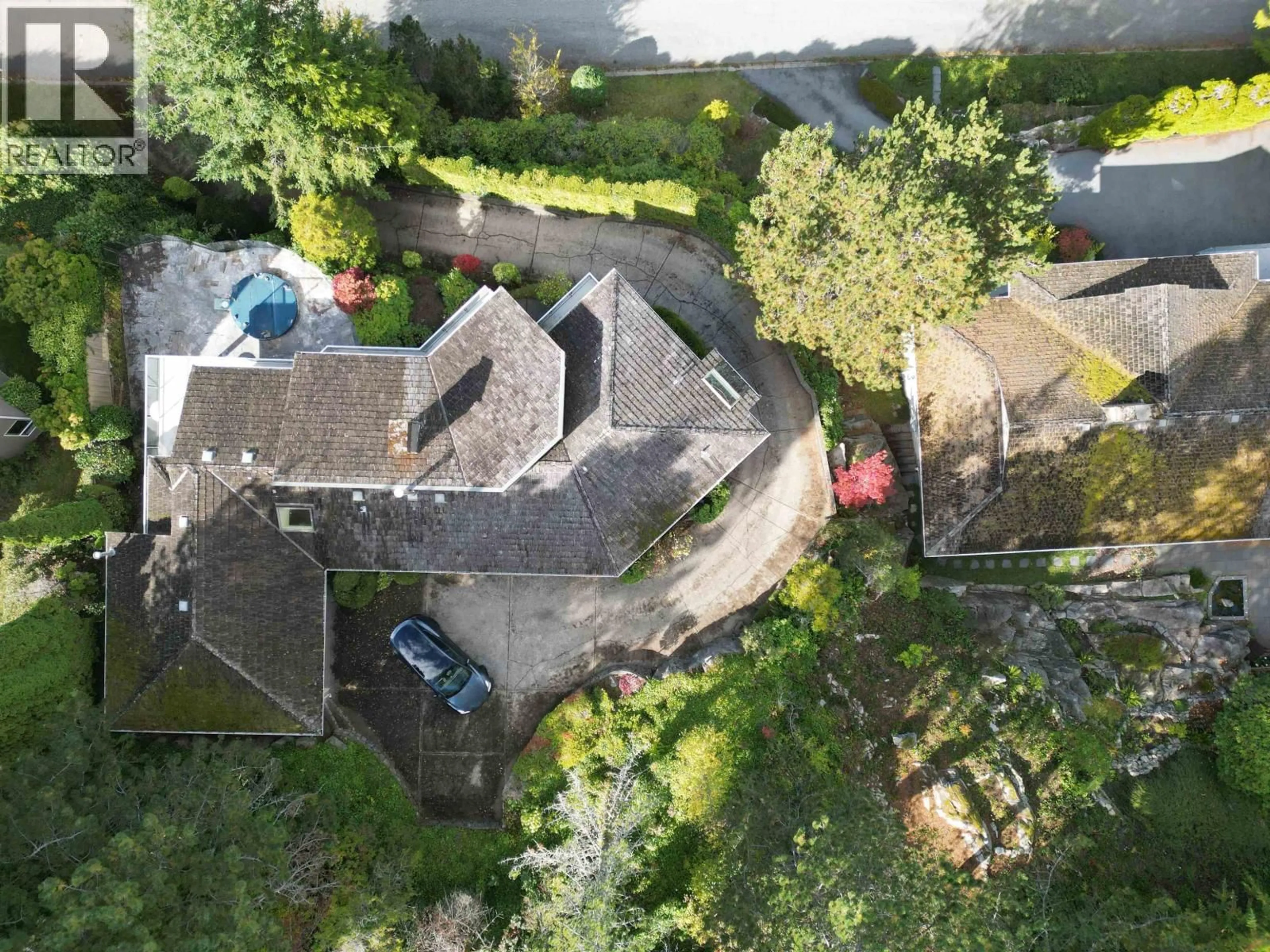 A pic from outside/outdoor area/front of a property/back of a property/a pic from drone, street for 4764 WOODBURN ROAD, West Vancouver British Columbia V7S3B2