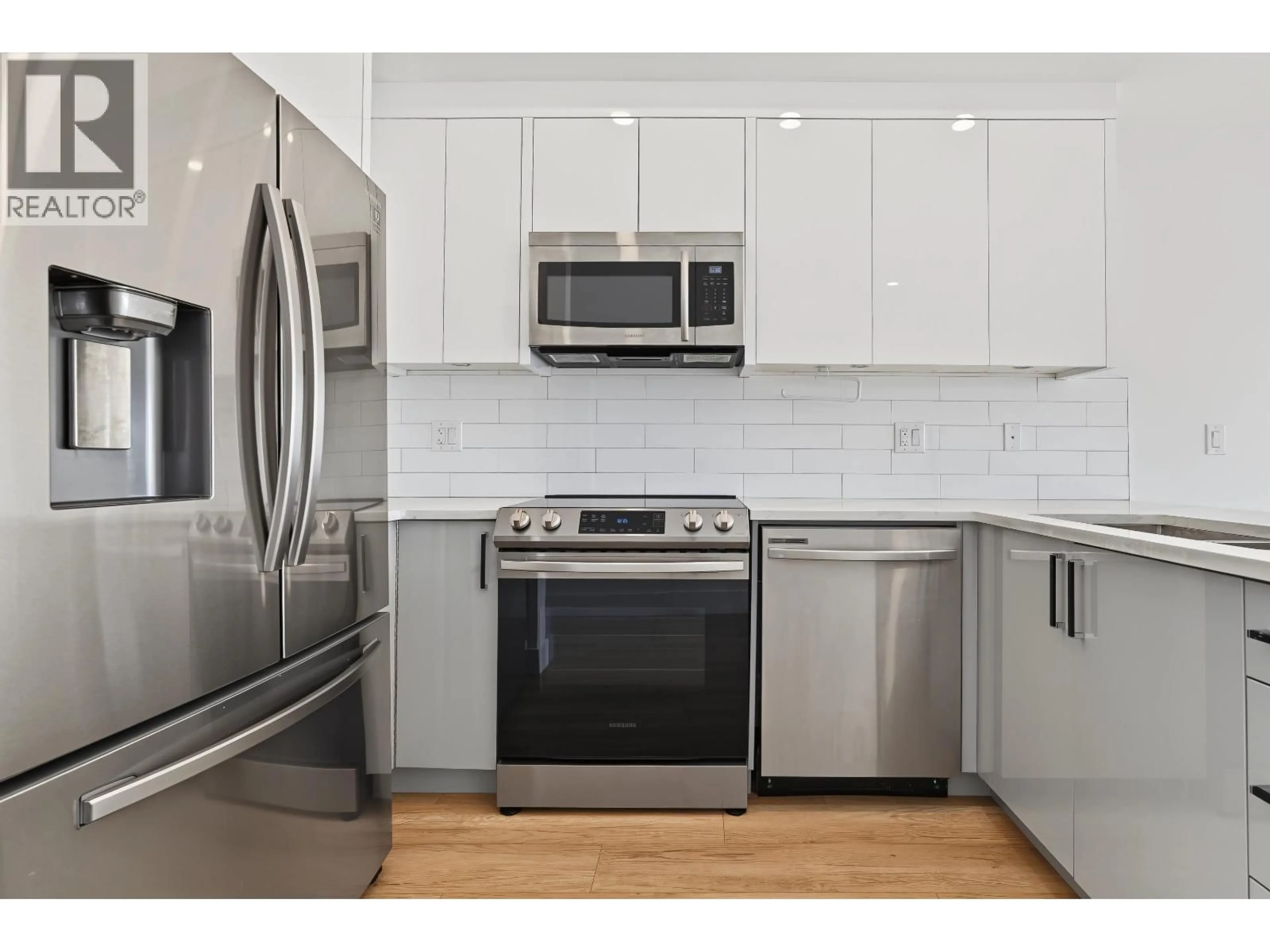 Standard kitchen, unknown for 11 - 6288 BERESFORD STREET, Burnaby British Columbia V5J1K2
