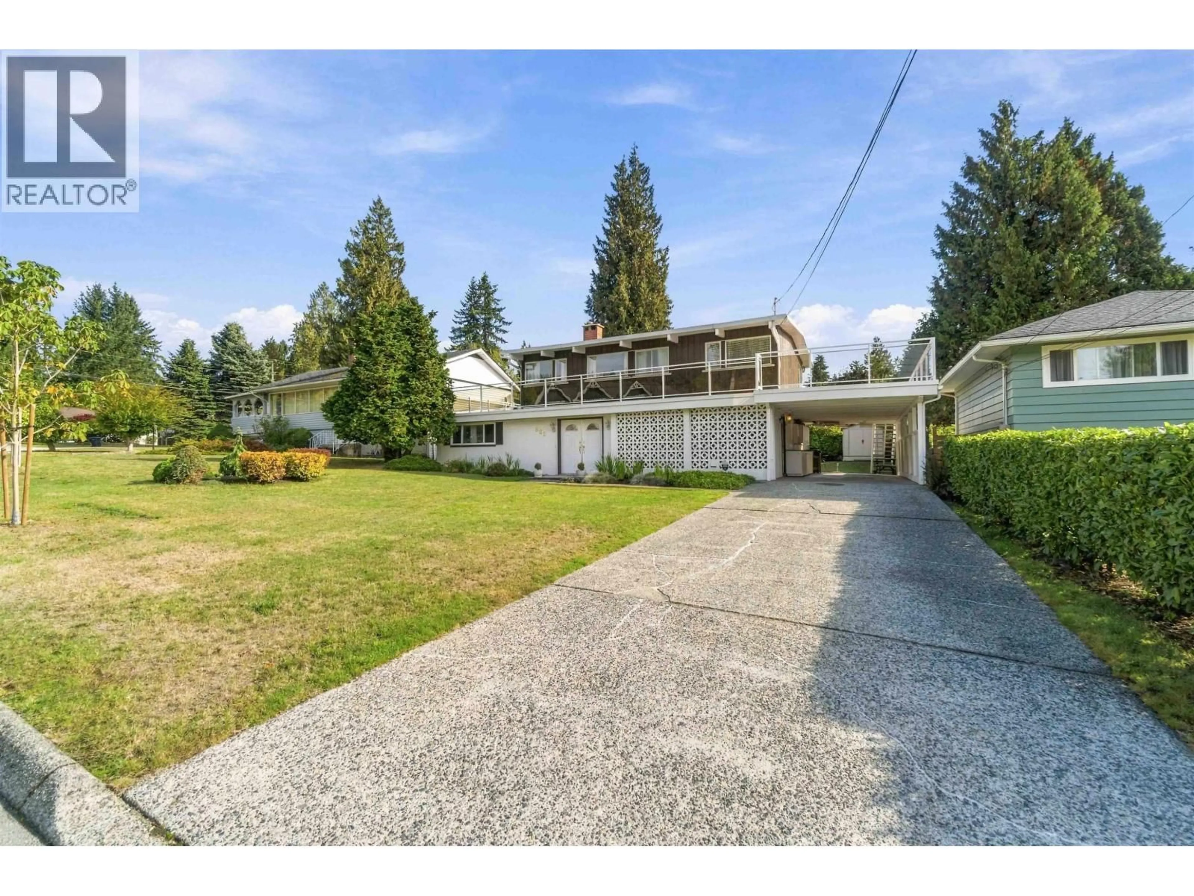A pic from outside/outdoor area/front of a property/back of a property/a pic from drone, street for 862 WALLACE WYND, Port Moody British Columbia V3H1B5