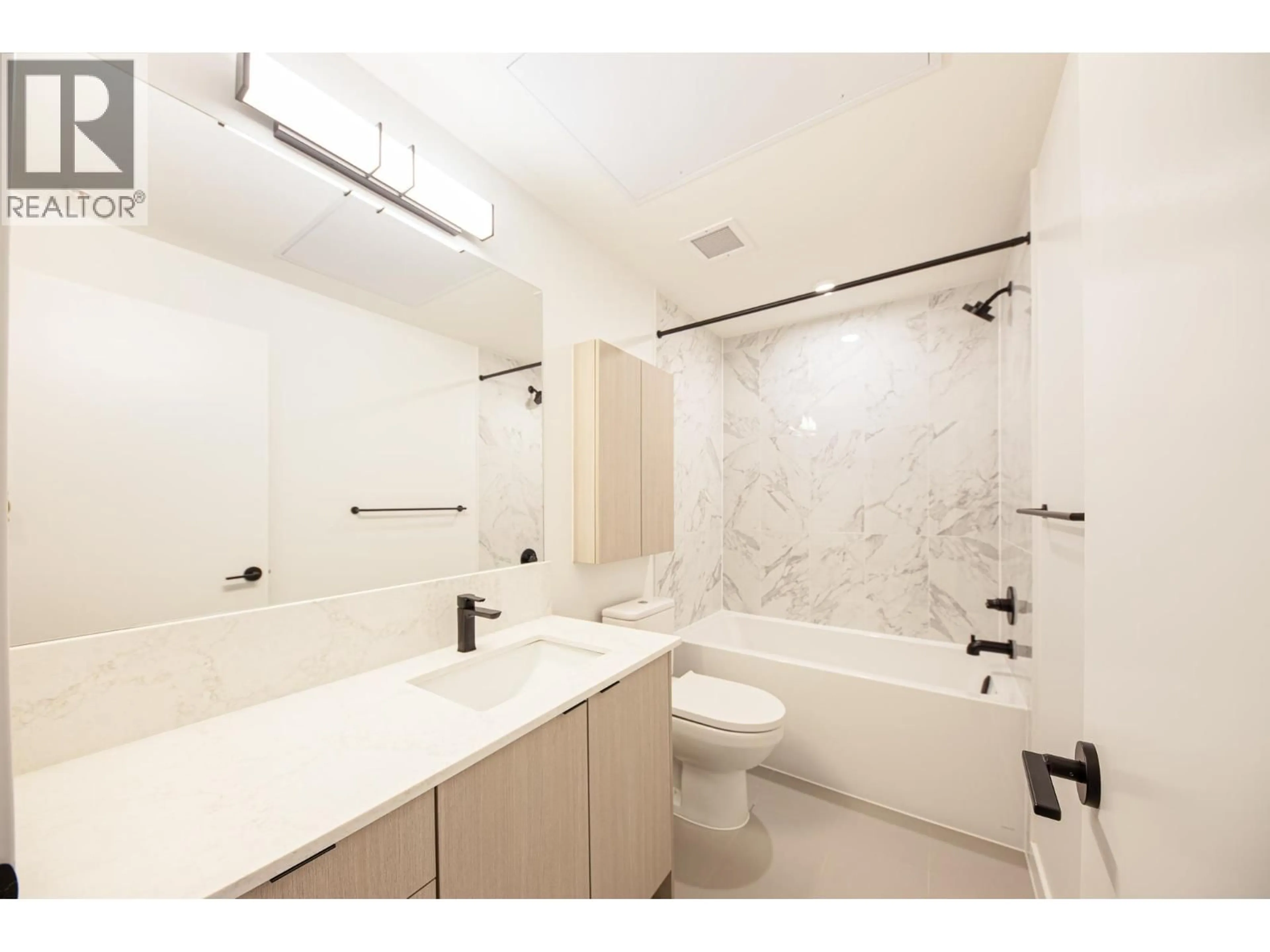 Standard bathroom, ceramic/tile floor for 102 - 2277 HAWTHORNE AVENUE, Port Coquitlam British Columbia V3C1W7