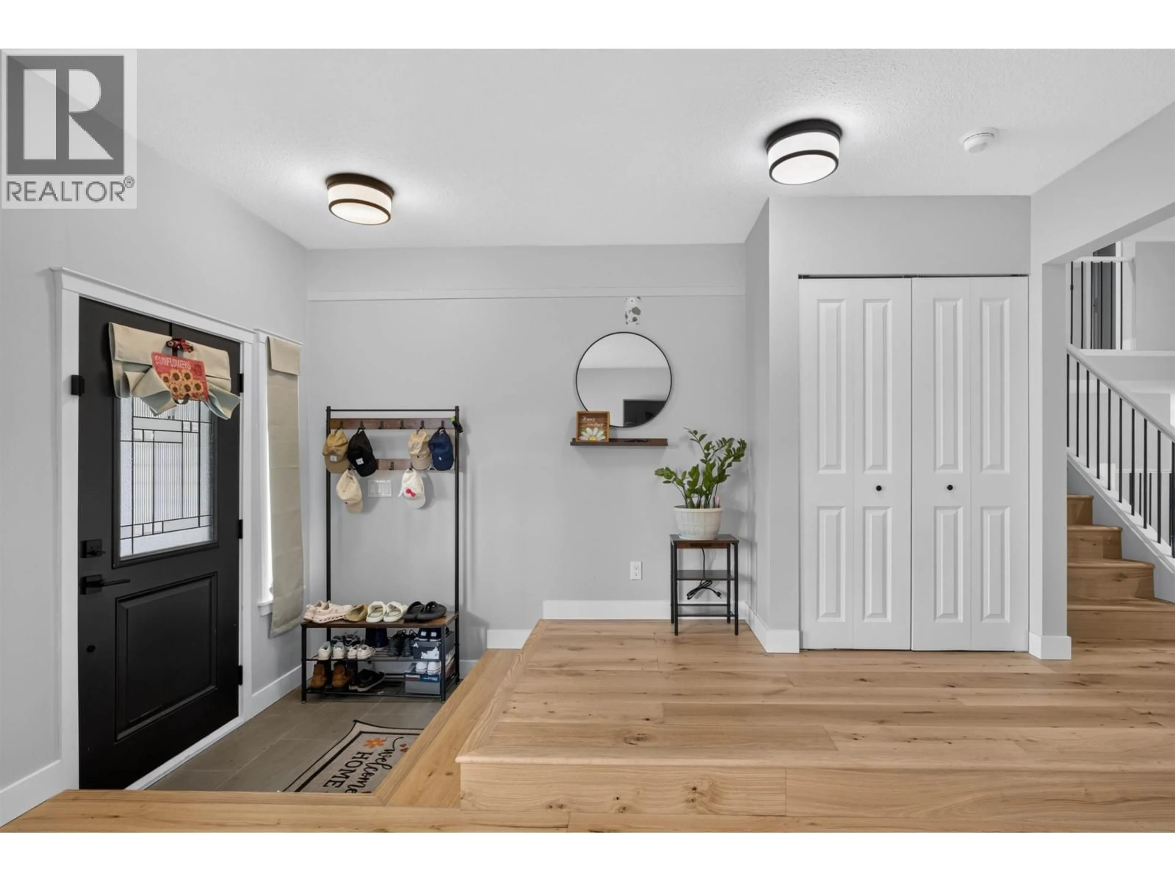 Indoor entryway for 11908 MEADOWLARK DRIVE, Maple Ridge British Columbia V2X9L7