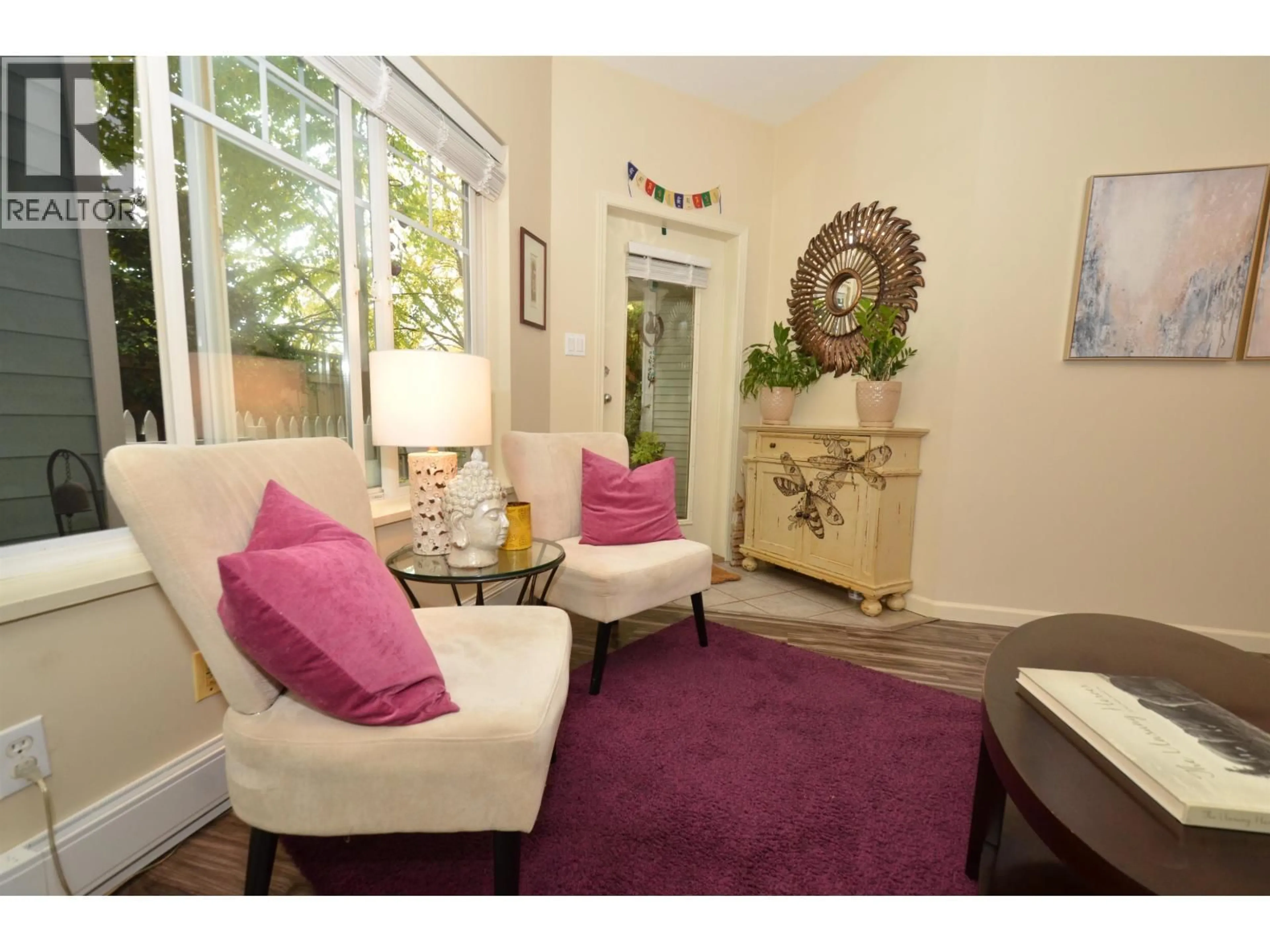 Living room with furniture, unknown for 7 - 123 SEVENTH STREET, New Westminster British Columbia V3M6Y2