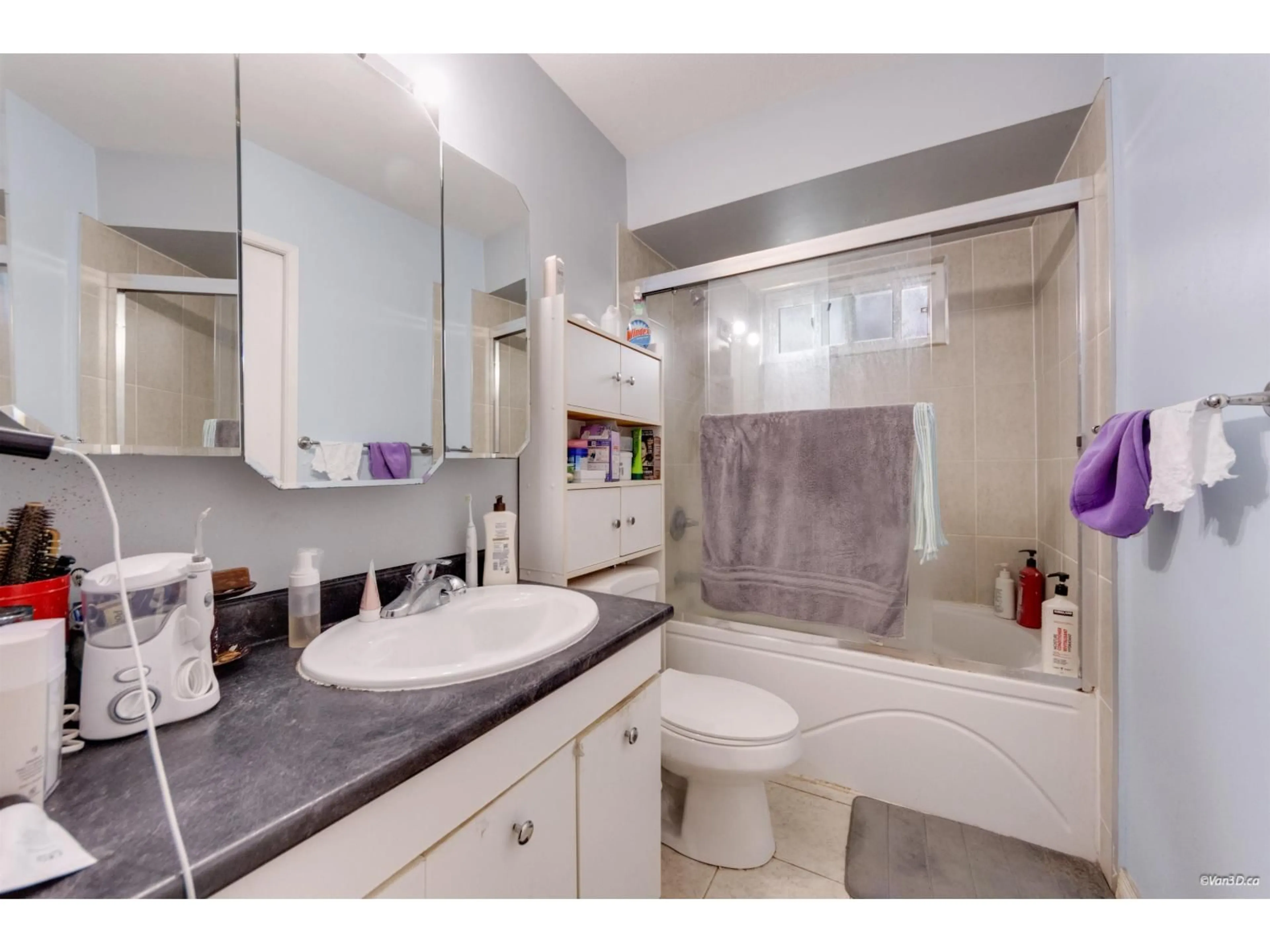Standard bathroom, ceramic/tile floor for 13565 67 AVENUE, Surrey British Columbia V3W2B8