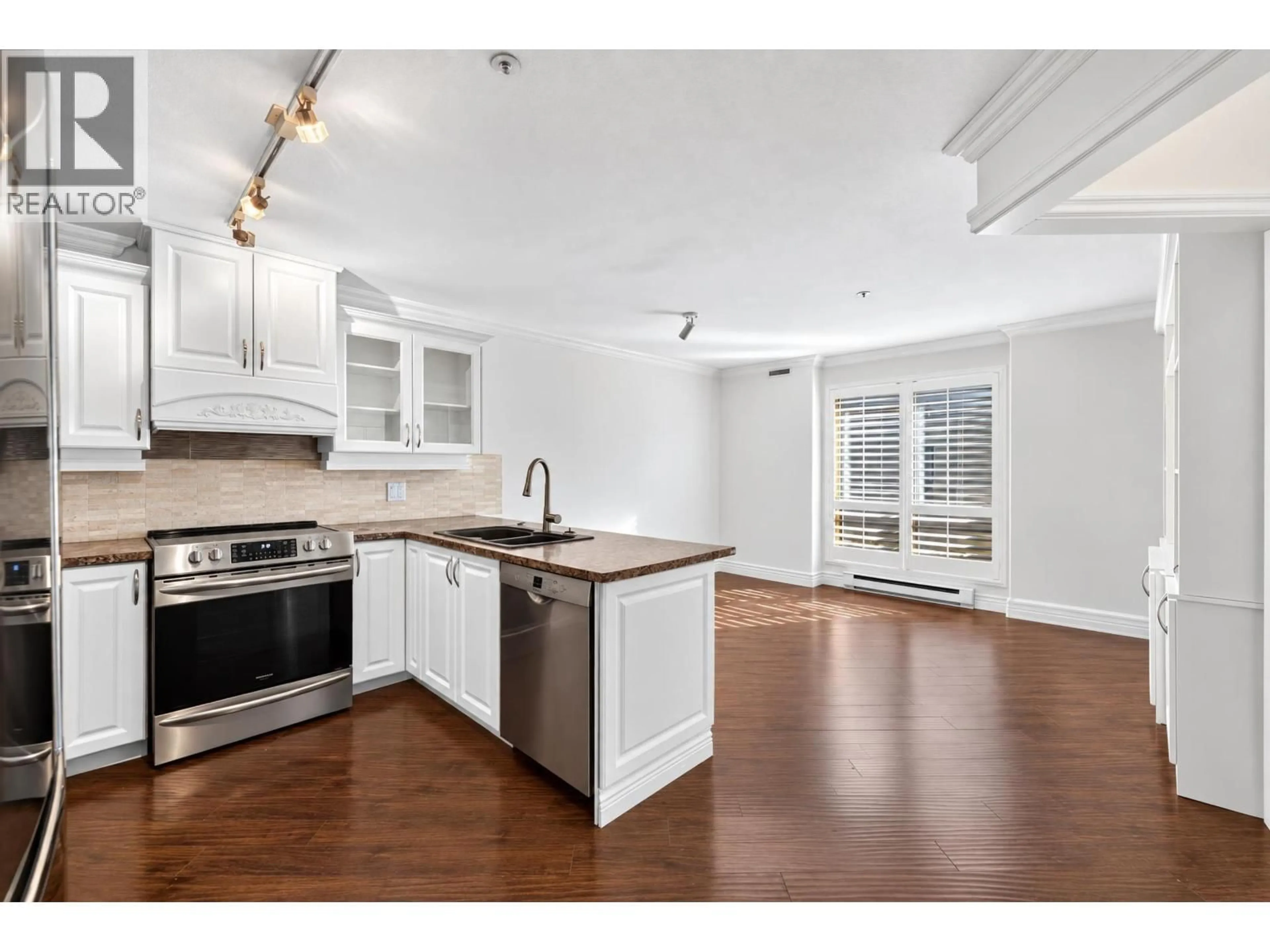 Open concept kitchen, wood/laminate floor for 211N - 1100 56TH STREET STREET, Delta British Columbia V4L2N2