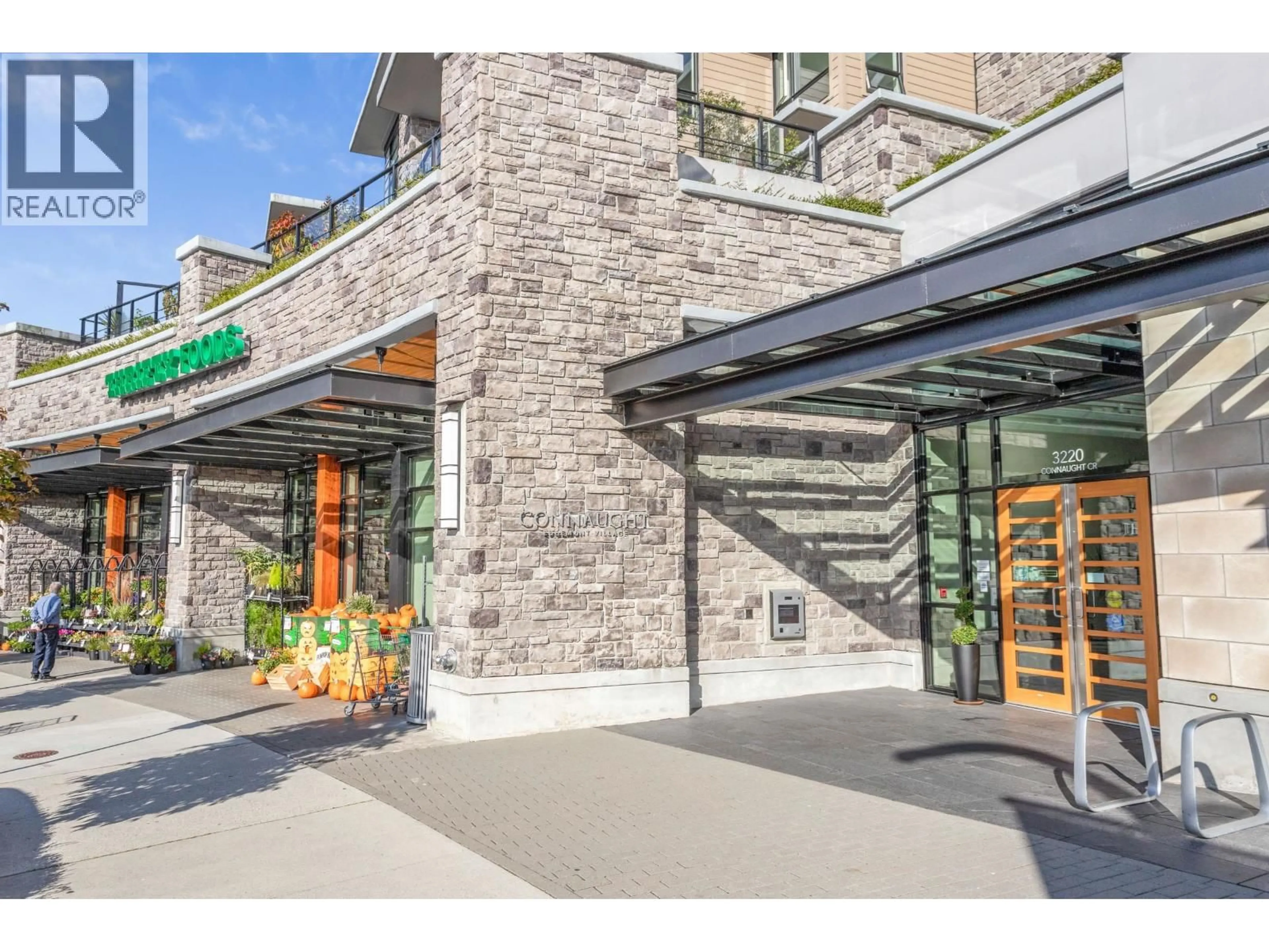 Indoor foyer for 206 - 3220 CONNAUGHT CRESCENT, North Vancouver British Columbia V7R0A5
