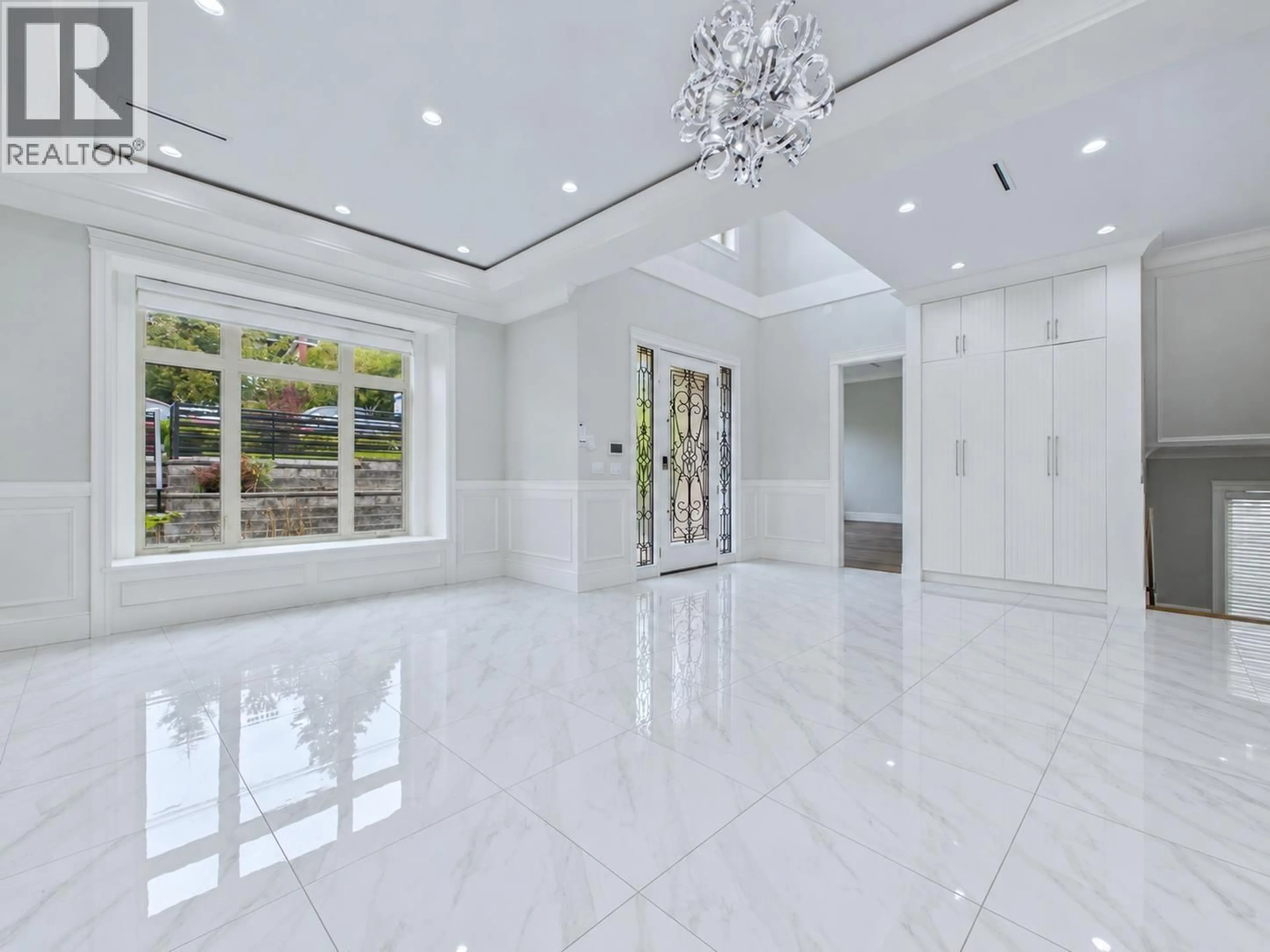 Indoor foyer for 5410 PATRICK STREET, Burnaby British Columbia V5J3B3