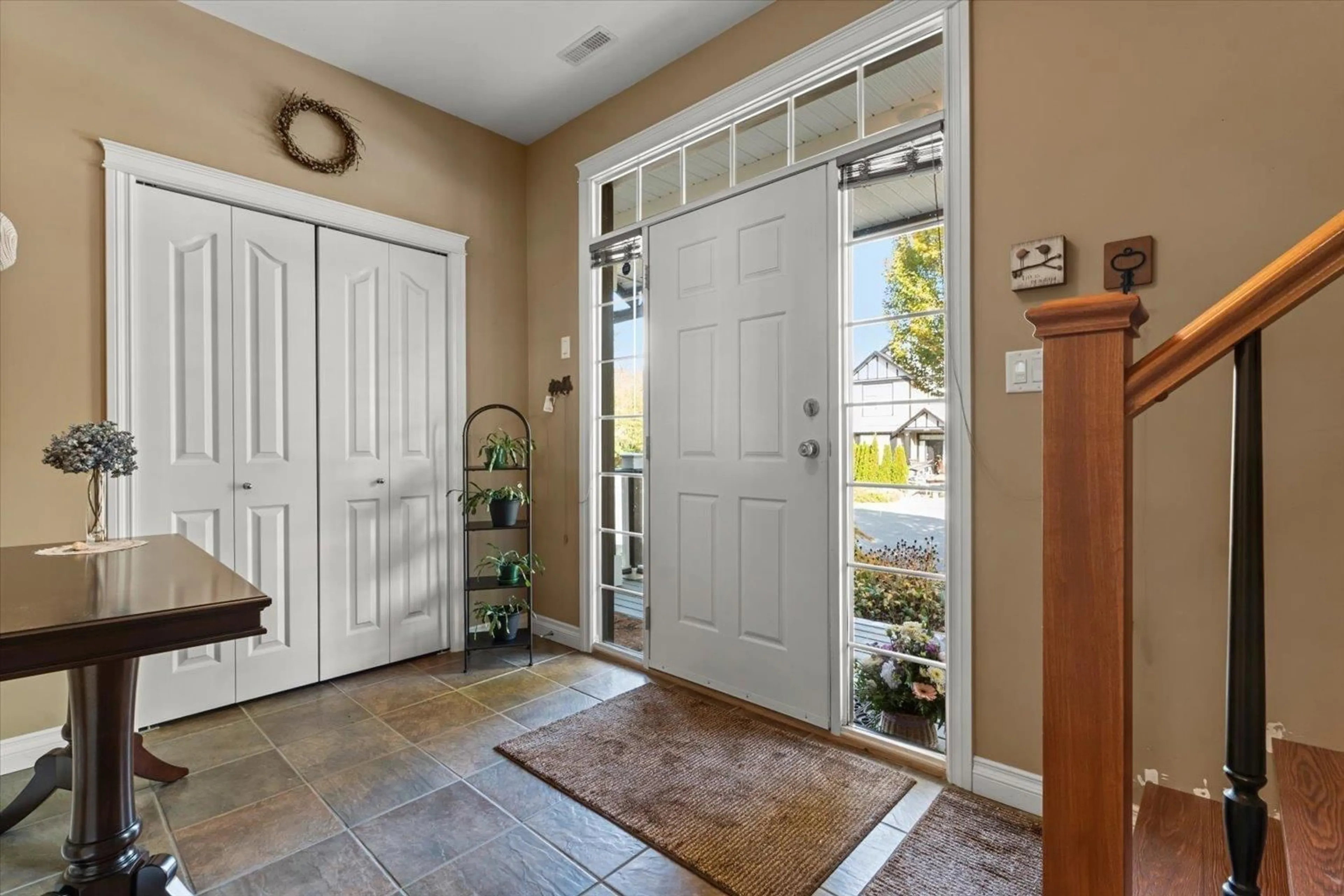Indoor entryway for 36220 BUCKINGHAM DRIVE, Abbotsford British Columbia V3G3C8