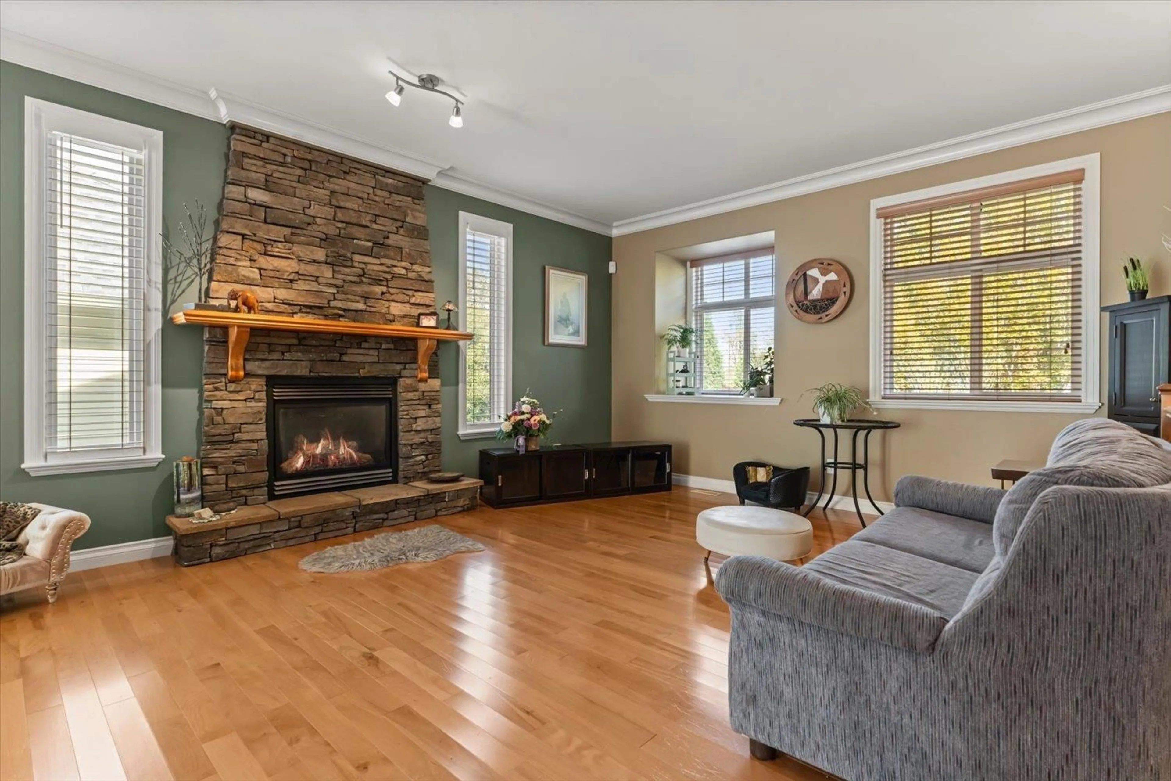 Living room with furniture, unknown for 36220 BUCKINGHAM DRIVE, Abbotsford British Columbia V3G3C8