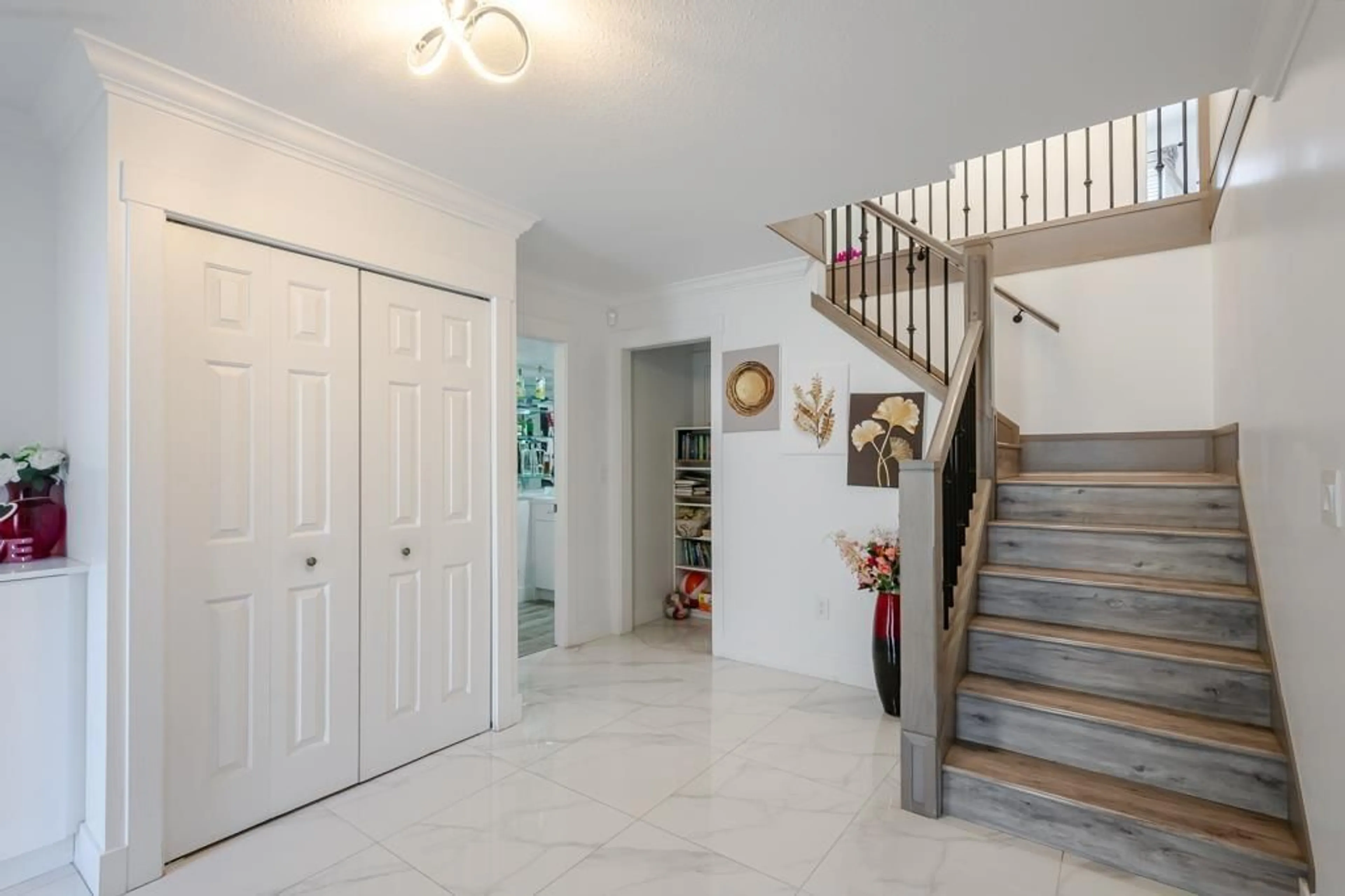 Indoor foyer for 2904 CROSSLEY DRIVE, Abbotsford British Columbia V2T5H1