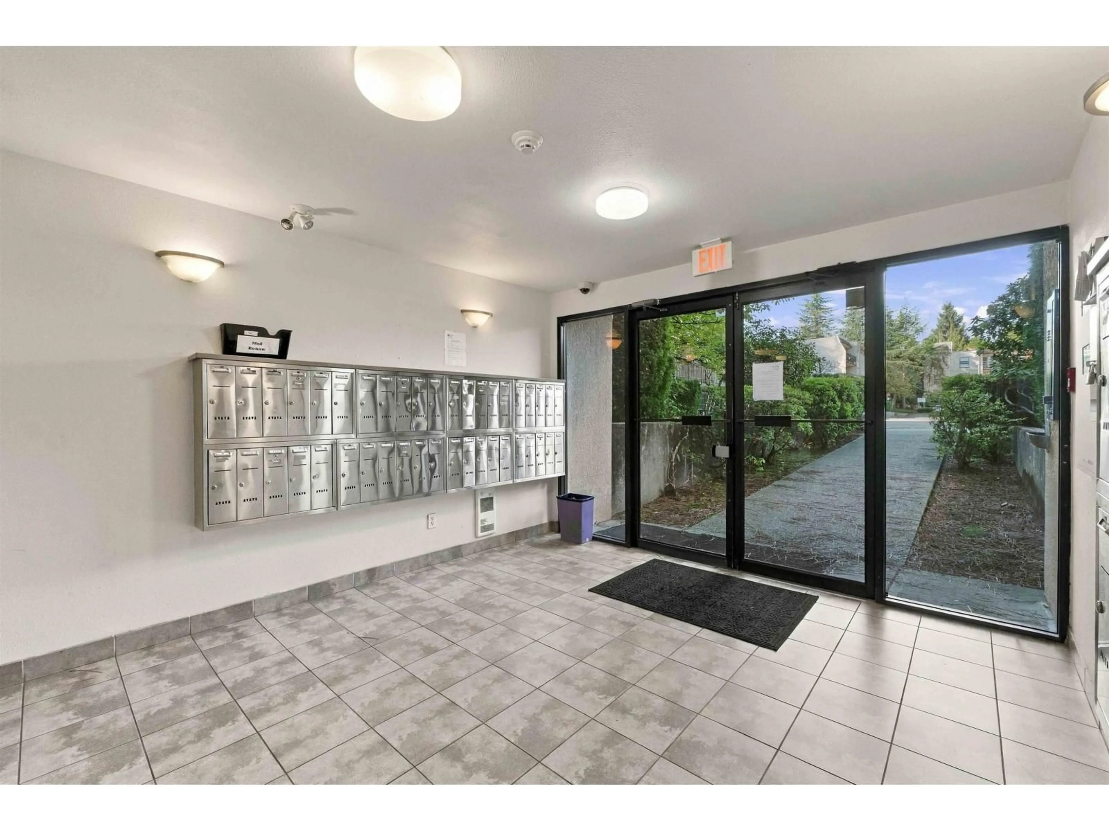 Indoor foyer for 106 - 15288 100 AVENUE, Surrey British Columbia V3R7V2