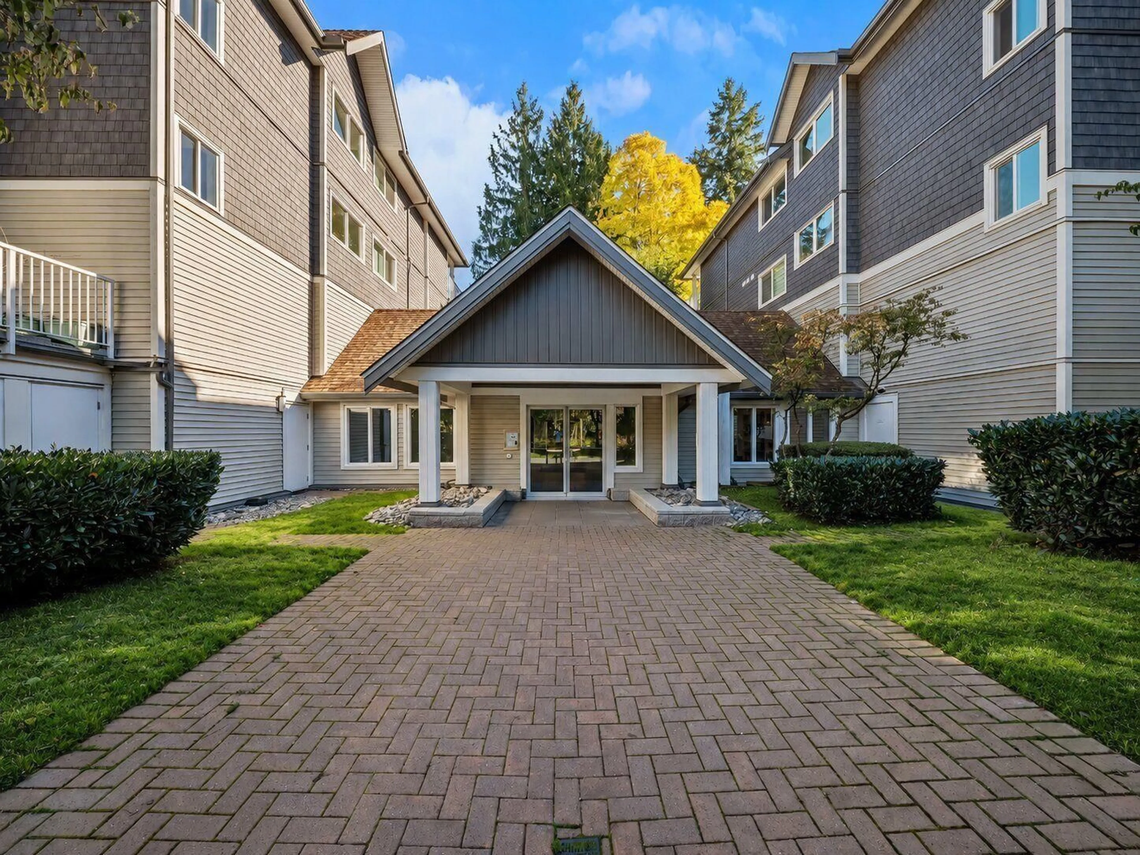 Indoor foyer for 220 - 9688 148 STREET, Surrey British Columbia V3R0W2