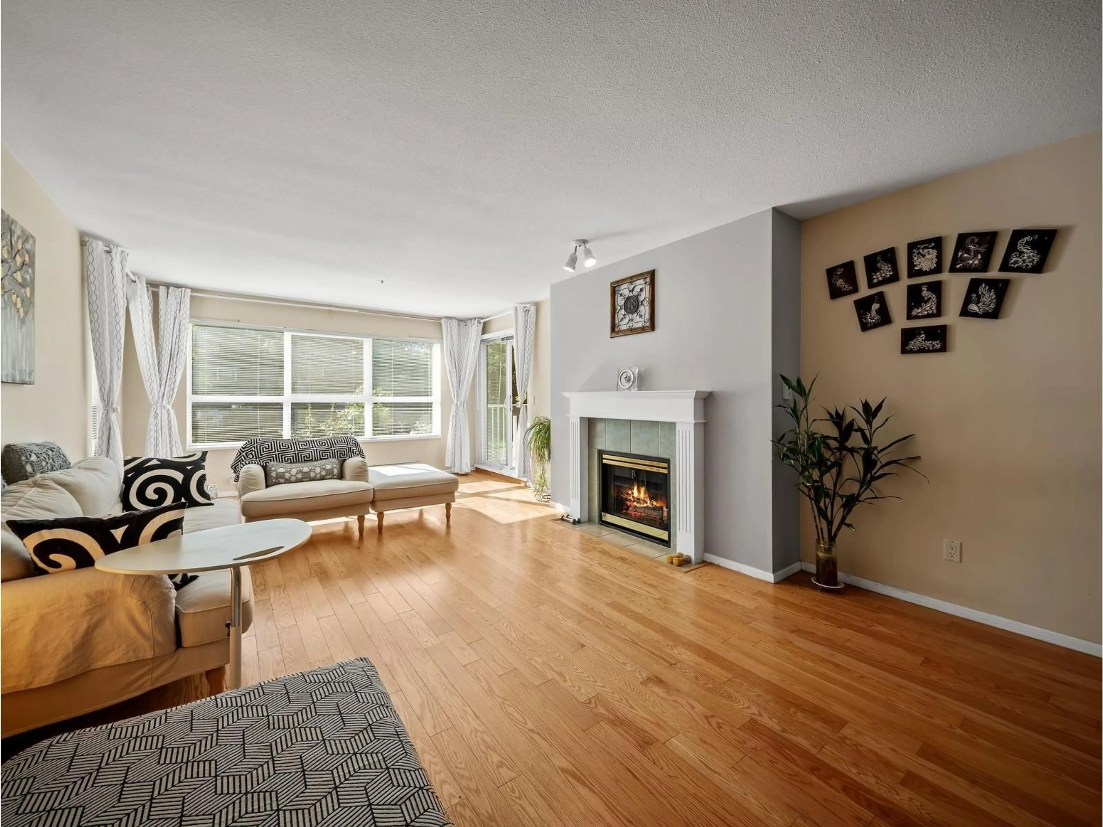 Living room with furniture, wood/laminate floor for 220 - 9688 148 STREET, Surrey British Columbia V3R0W2