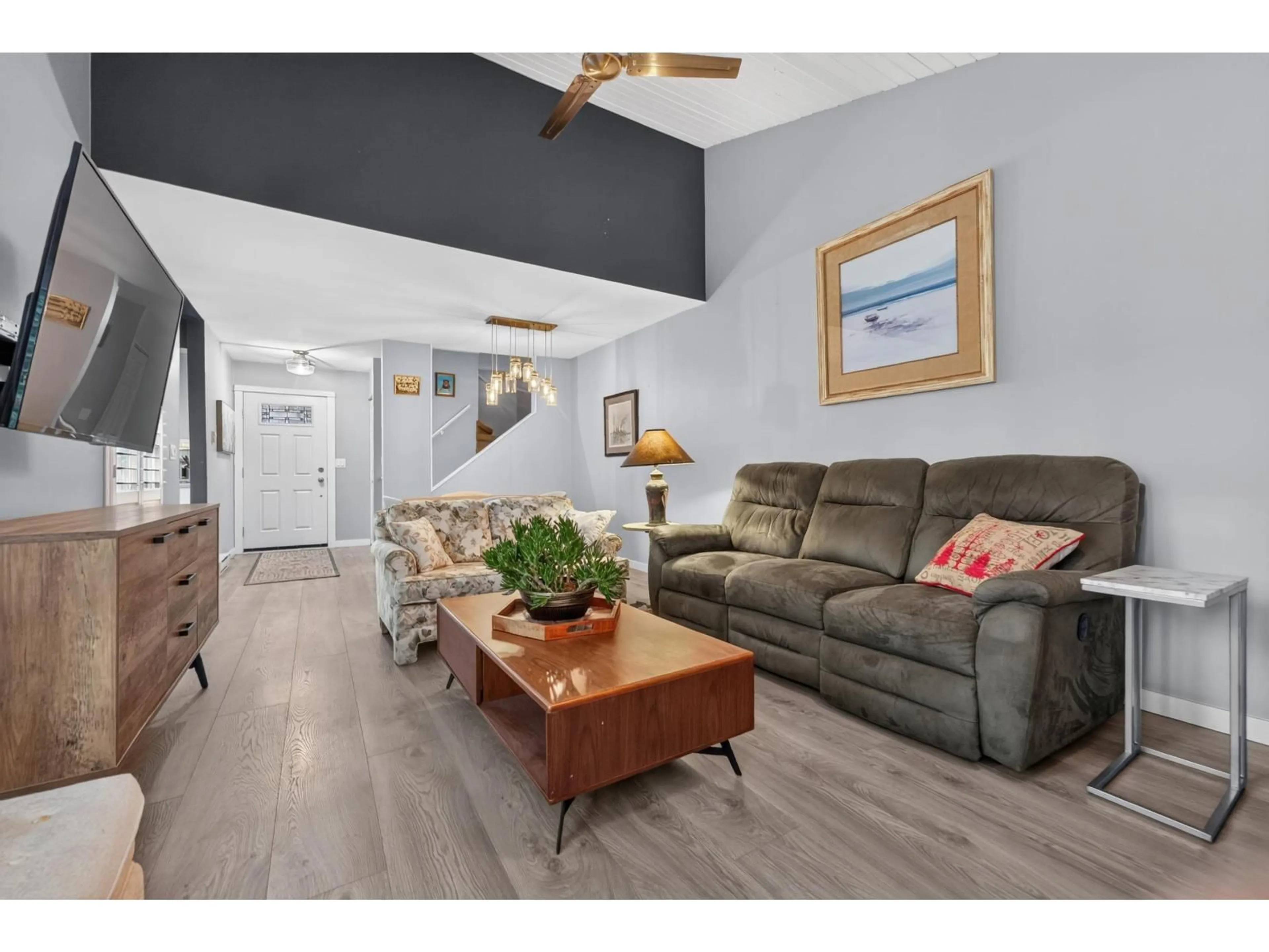 Living room with furniture, wood/laminate floor for 19230 FAIRWAY DRIVE DRIVE, Surrey British Columbia V3S5M8