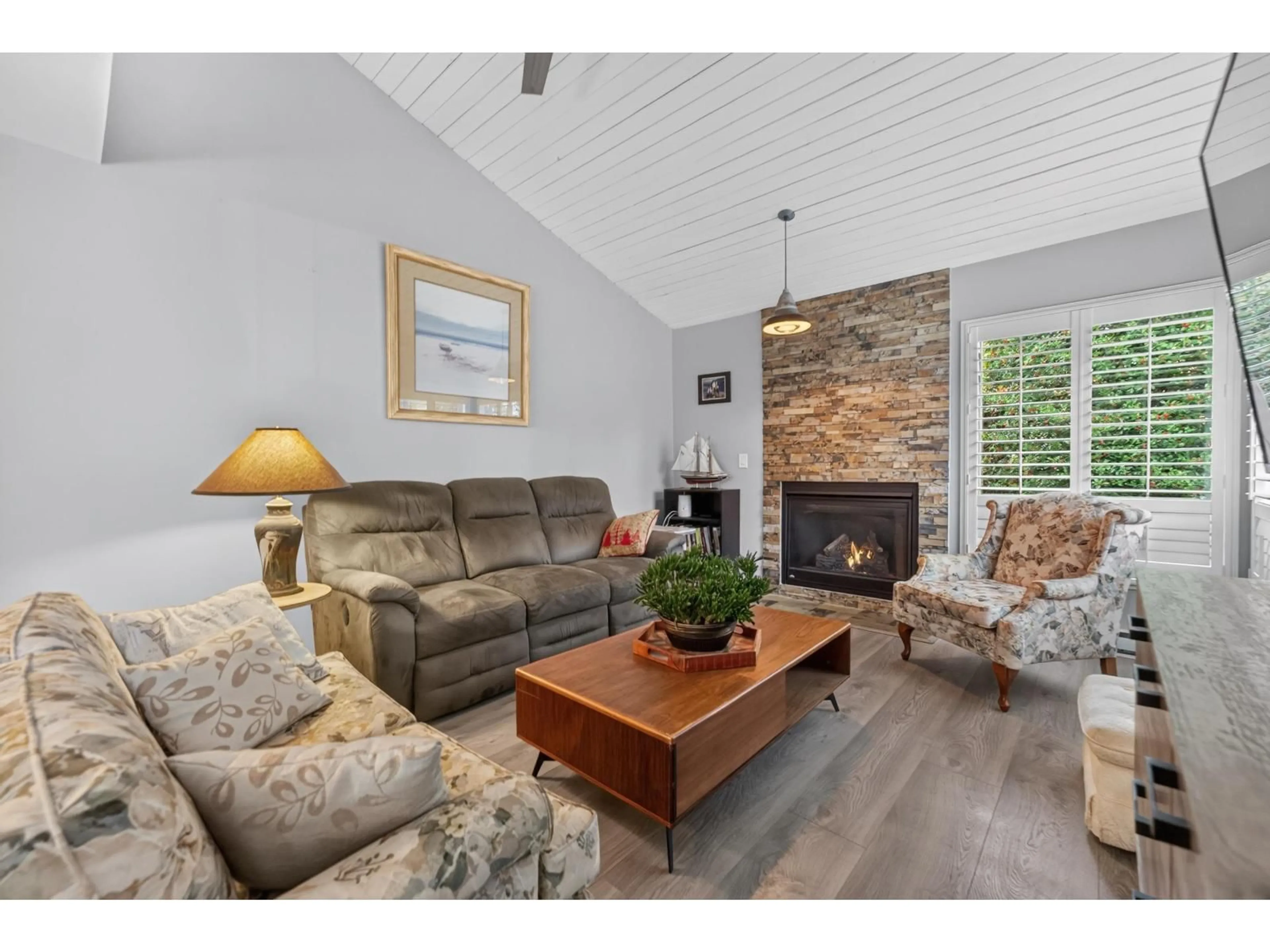 Living room with furniture, unknown for 19230 FAIRWAY DRIVE DRIVE, Surrey British Columbia V3S5M8
