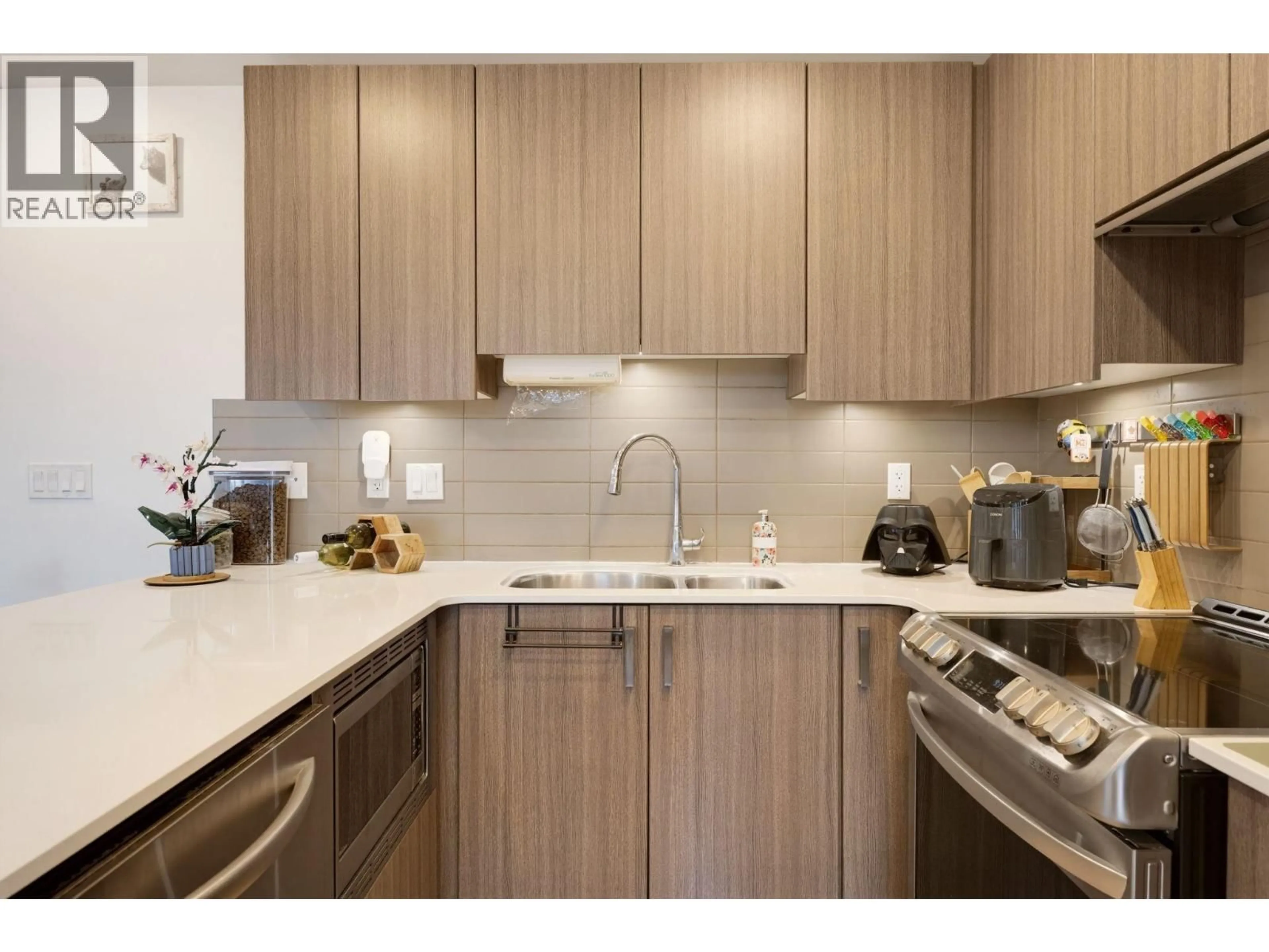 Standard kitchen, unknown for TH7 - 125 COLUMBIA STREET, New Westminster British Columbia V3L0G8