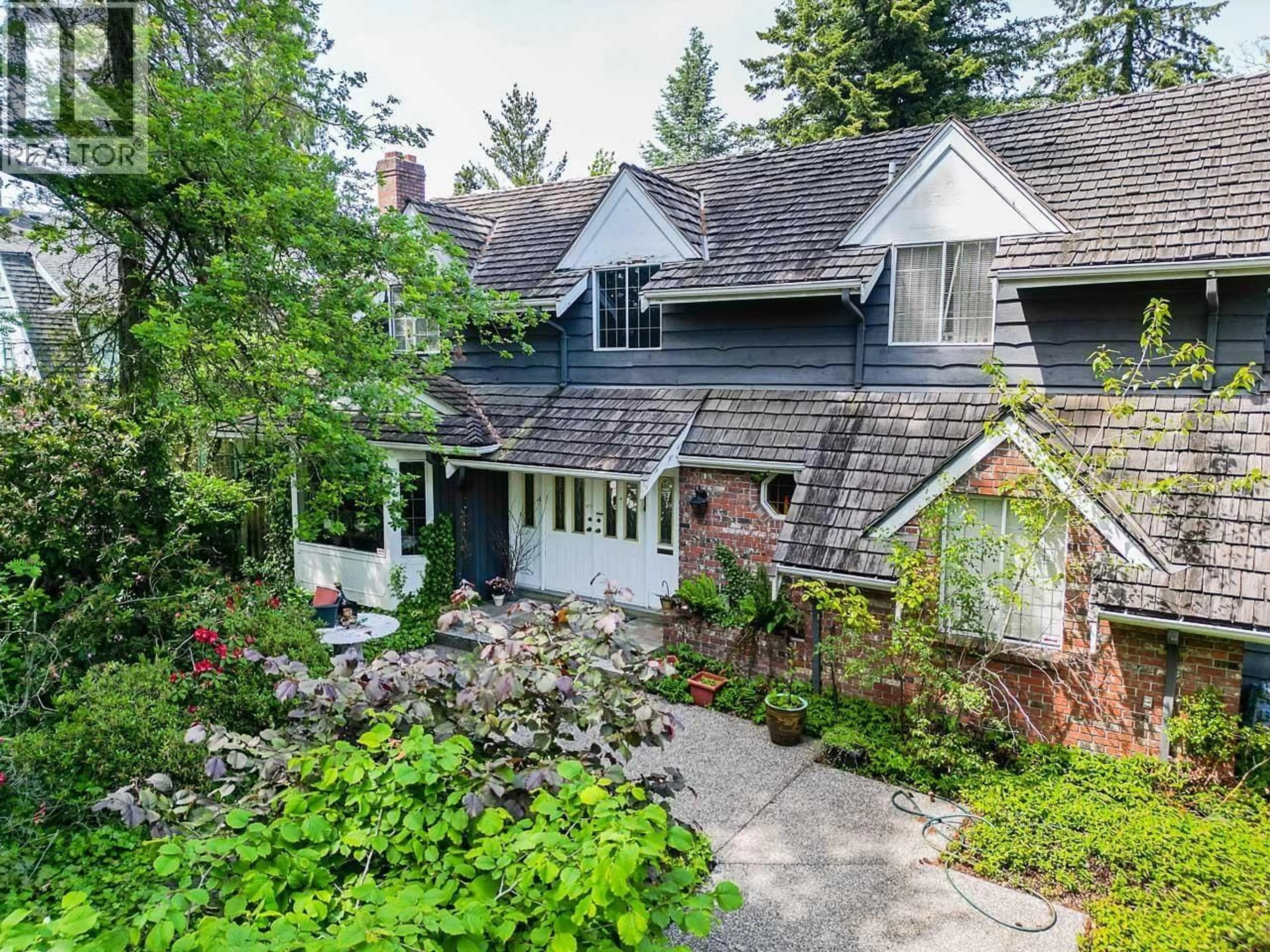 A pic from outside/outdoor area/front of a property/back of a property/a pic from drone, street for 1461 49TH AVENUE, Vancouver British Columbia V6M2R4