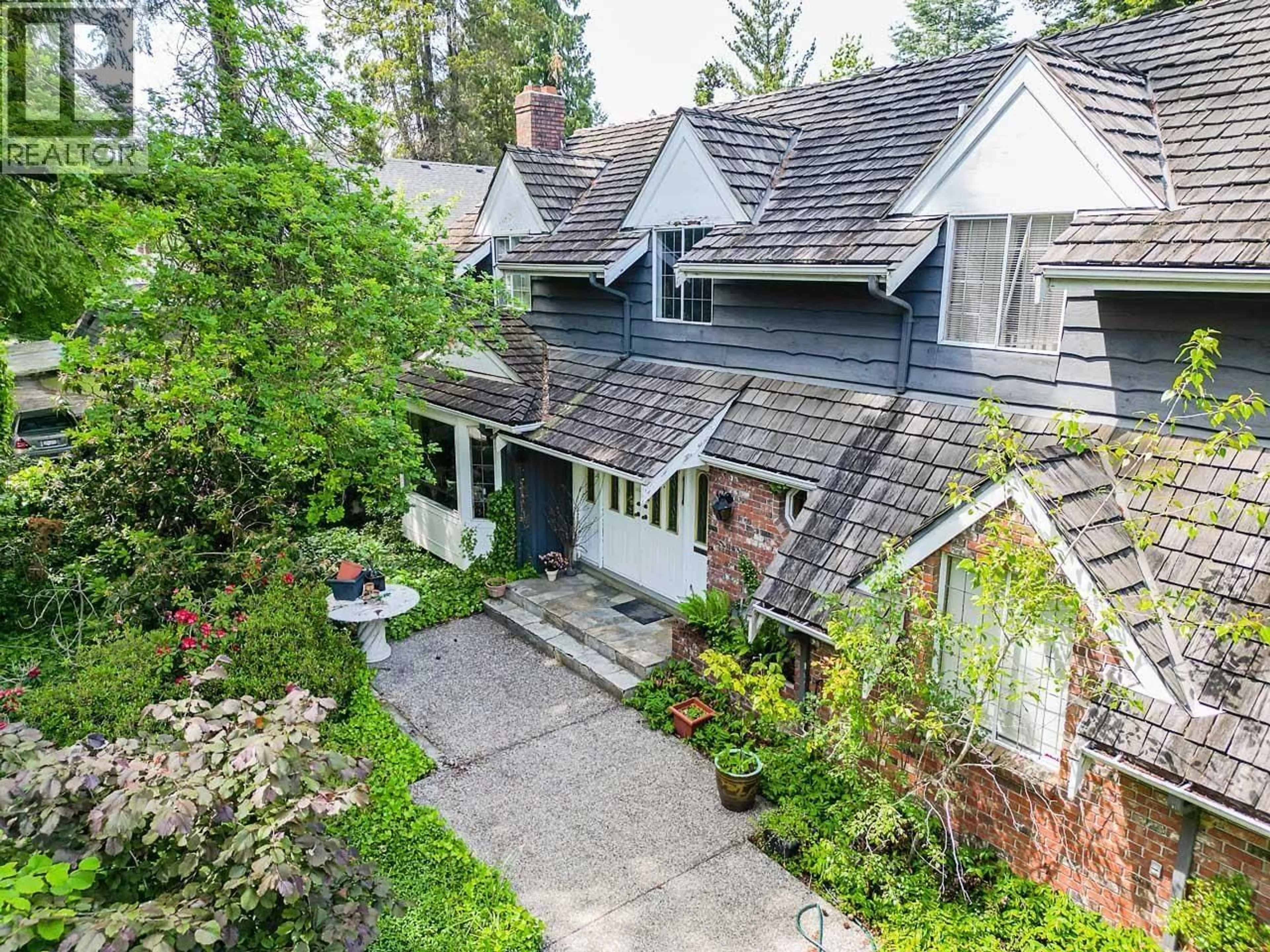 A pic from outside/outdoor area/front of a property/back of a property/a pic from drone, street for 1461 49TH AVENUE, Vancouver British Columbia V6M2R4
